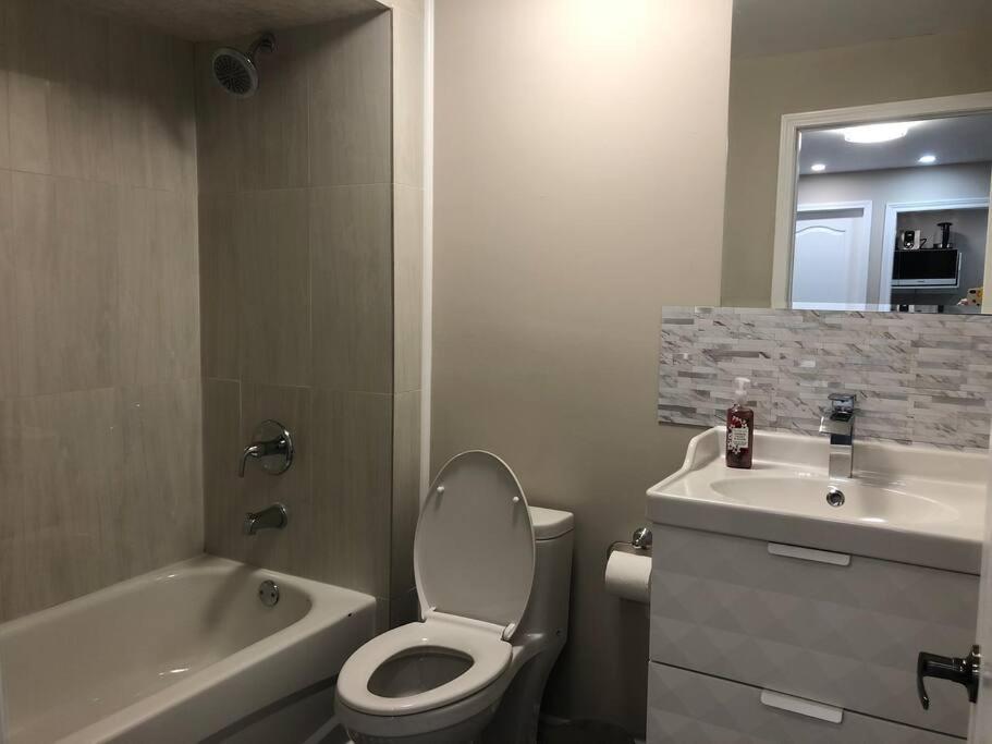 Entire Basement With 3 Bedrooms Holiday home *