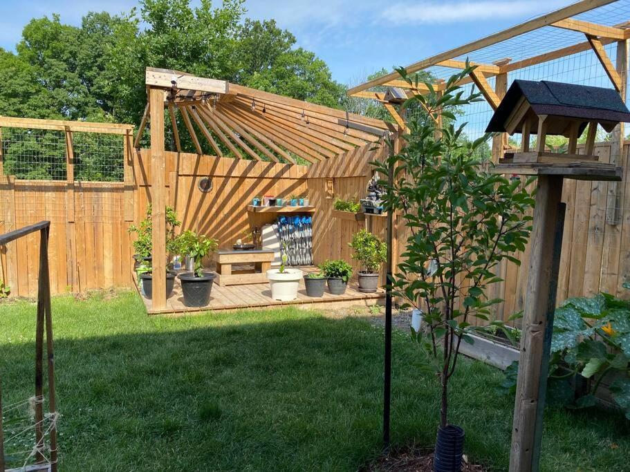 Holiday home Entire Basement With 3 Bedrooms *