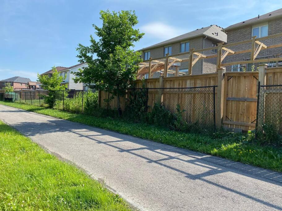 Holiday home Entire Basement With 3 Bedrooms *
