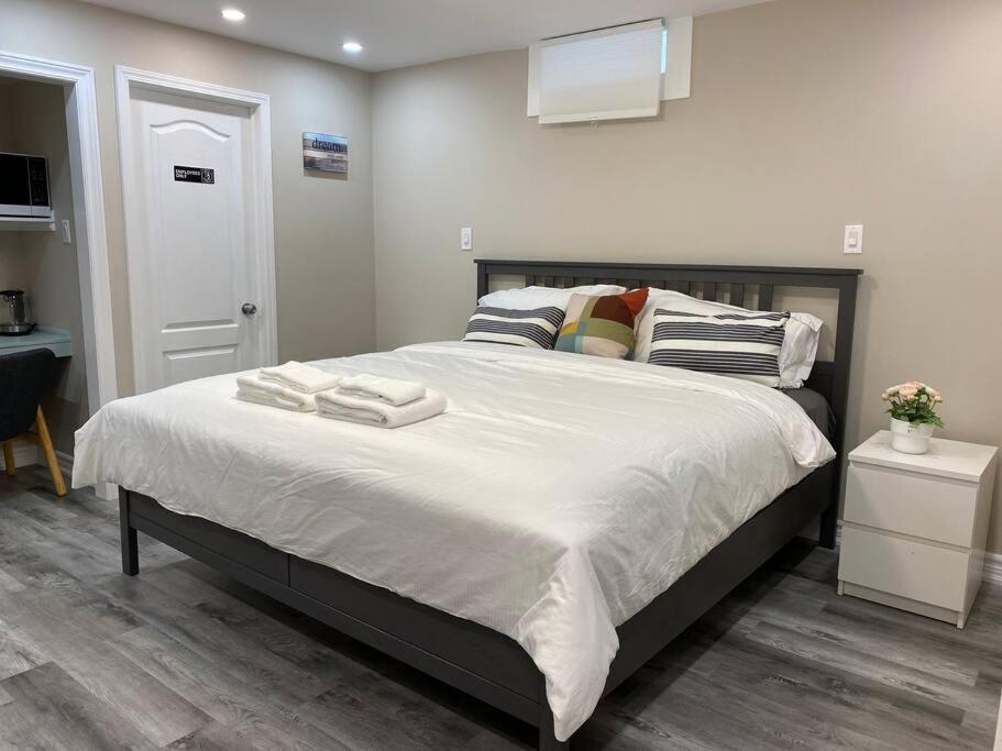 Holiday home Entire Basement With 3 Bedrooms *