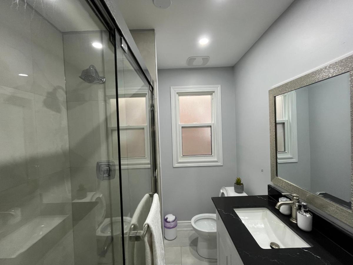 Renovated - Walk To Falls & Tourist District Holiday home Niagara Falls
