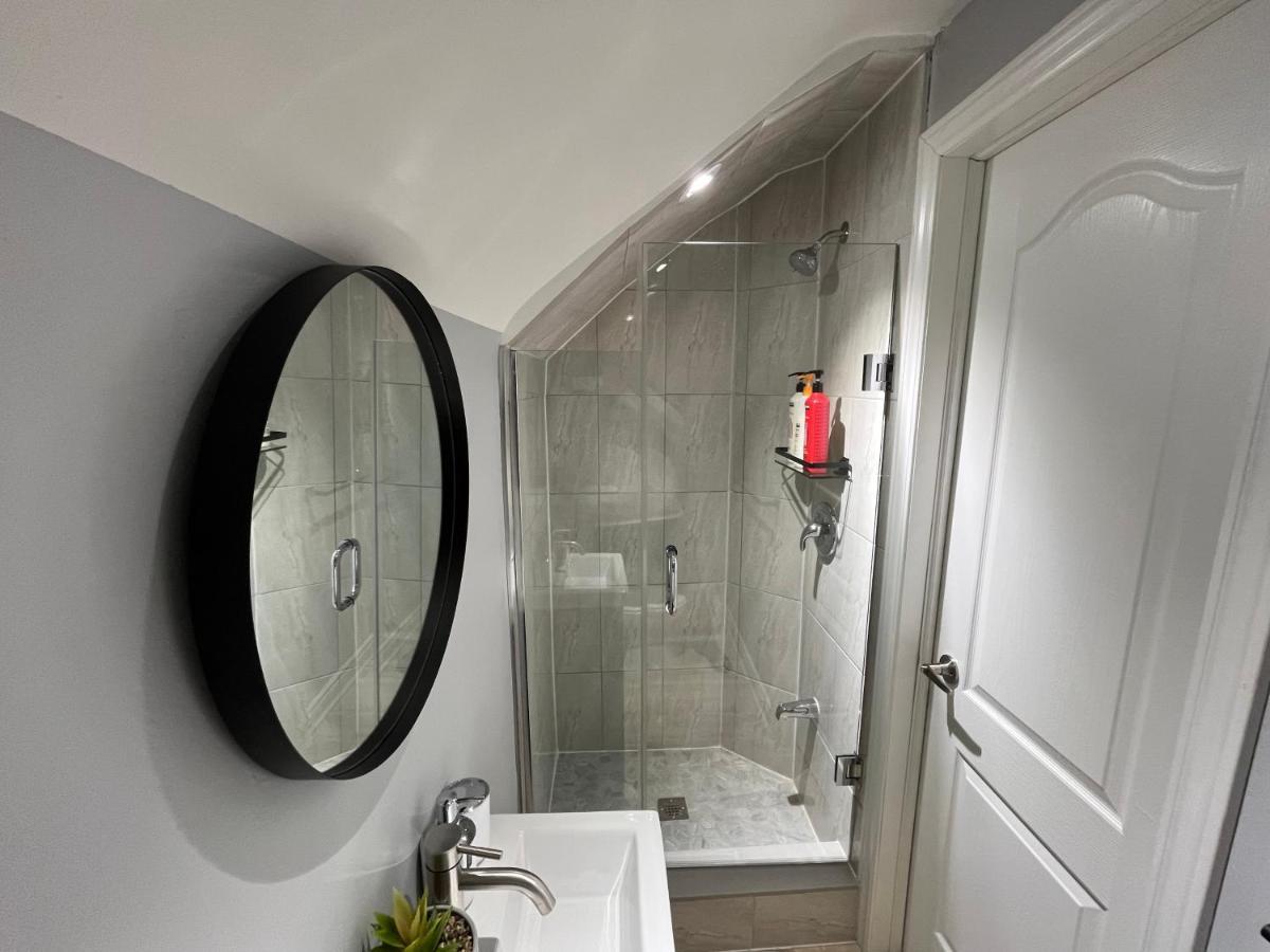 Holiday home Renovated - Walk To Falls & Tourist District Niagara Falls