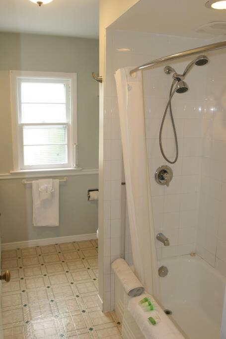 Riverview Closest To Falls, Free Breakfast Delivered Daily Holiday home