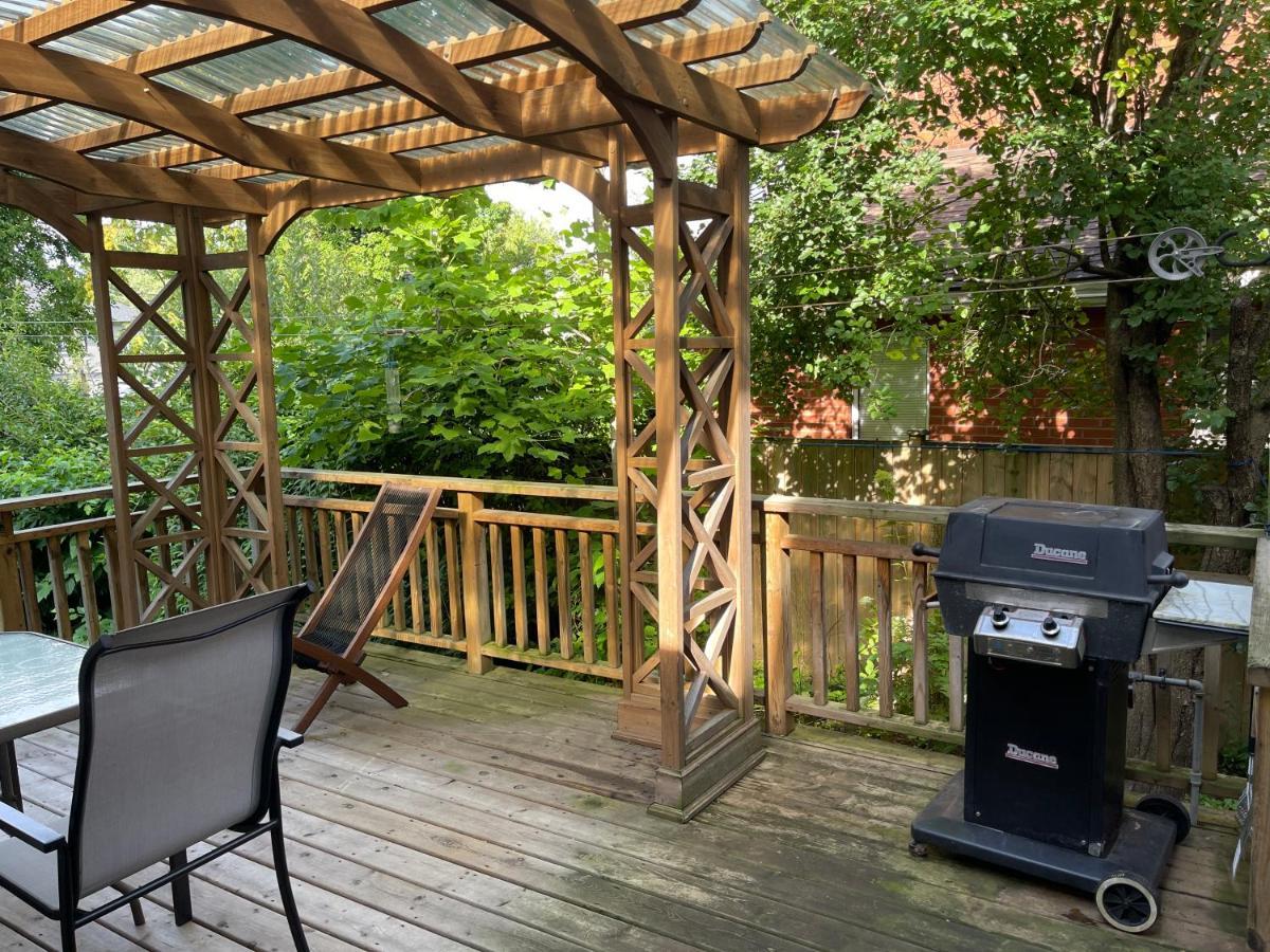 Holiday home Luxury With King Bed Private Yard Bbq Deck Gazebo-4 Minutes To The Falls *