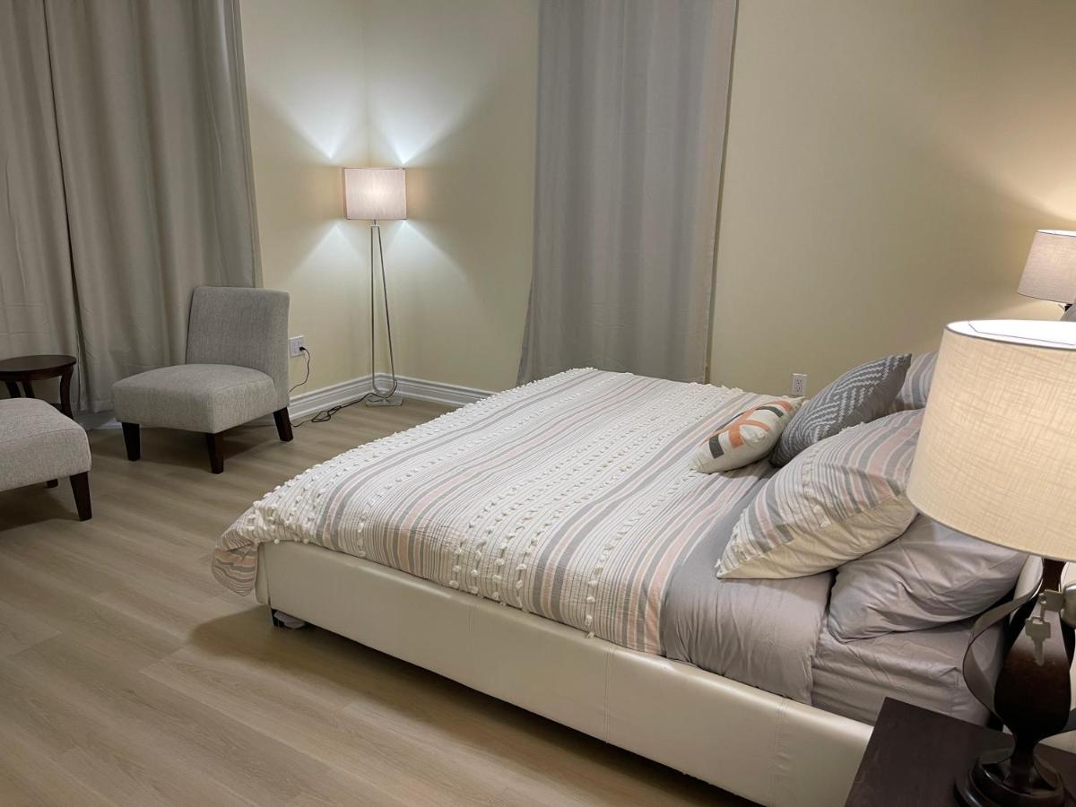 Holiday home Luxury With King Bed Private Yard Bbq Deck Gazebo-4 Minutes To The Falls Niagara Falls