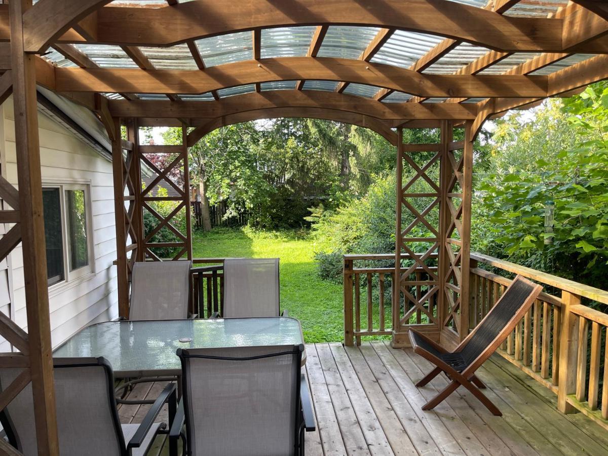 Luxury With King Bed Private Yard Bbq Deck Gazebo-4 Minutes To The Falls Holiday home