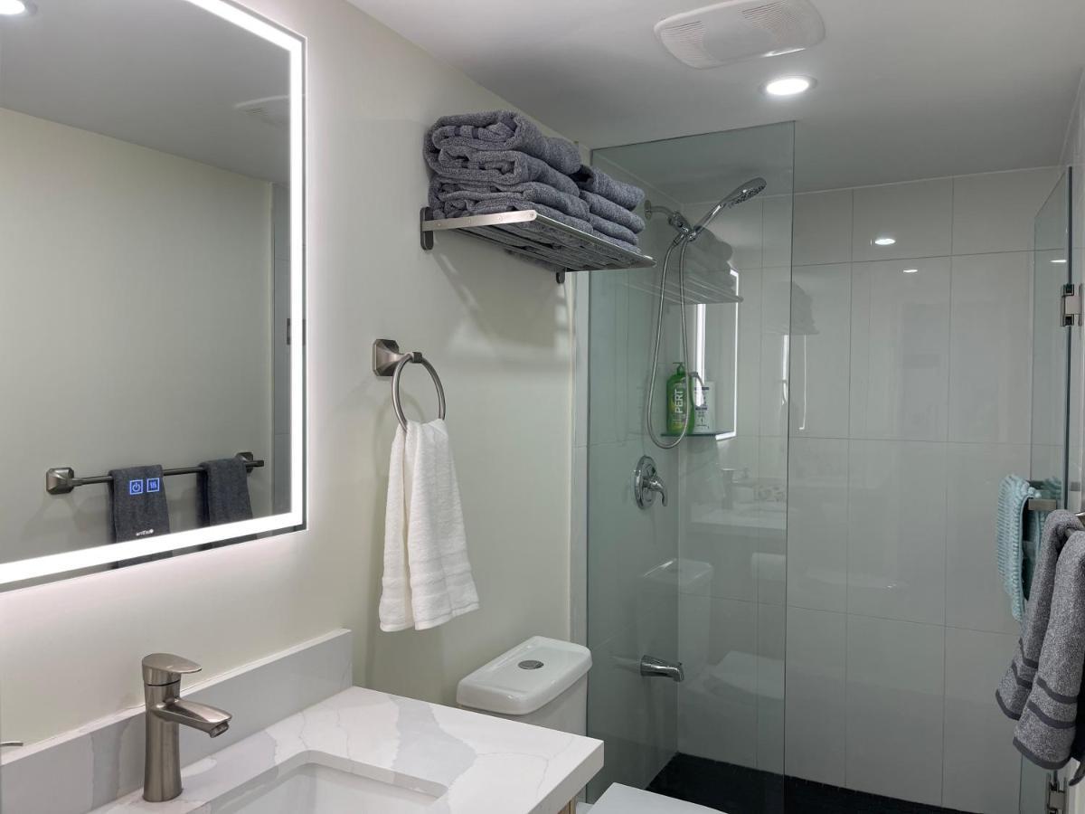 Holiday home Luxury With King Bed Private Yard Bbq Deck Gazebo-4 Minutes To The Falls Niagara Falls