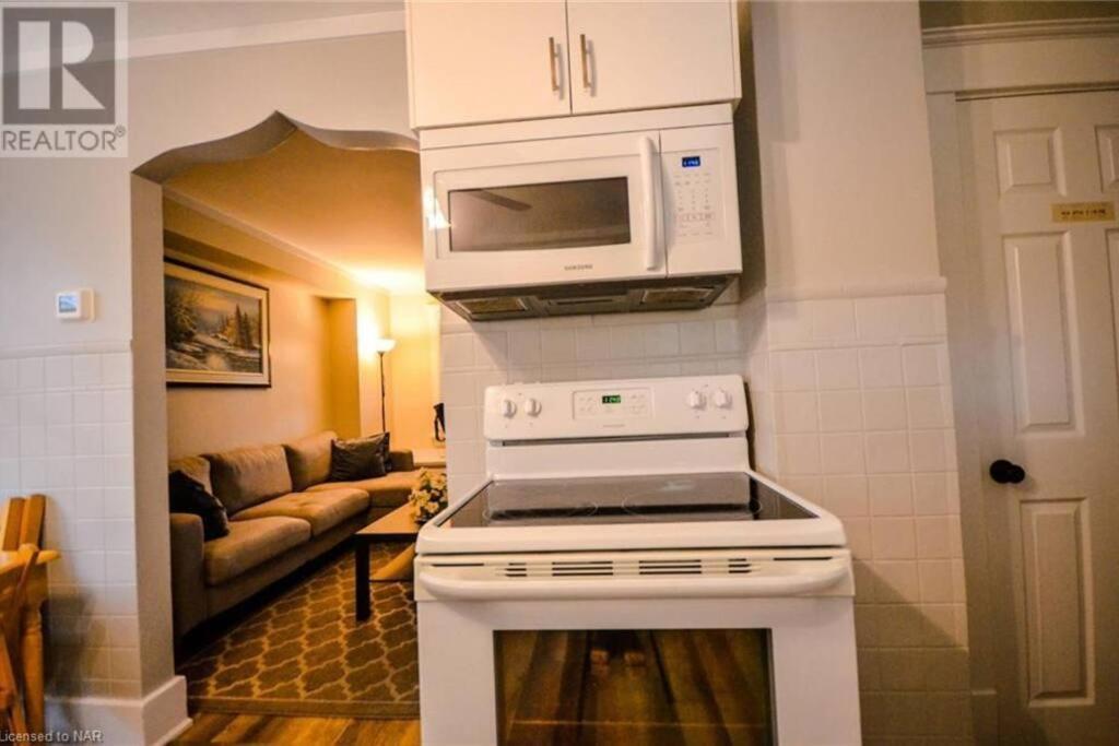 Cozy 3 Bedroom Downtown With Complimentary Breakfast Delivered Daily To The Holiday home Niagara Falls
