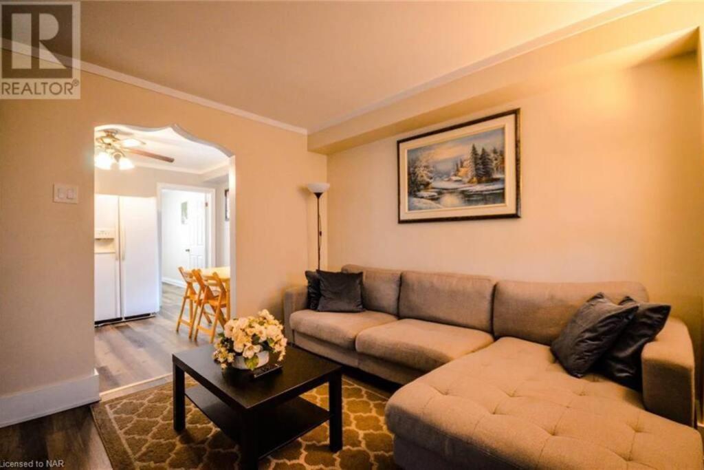 Cozy 3 Bedroom Downtown With Complimentary Breakfast Delivered Daily To The Holiday home
