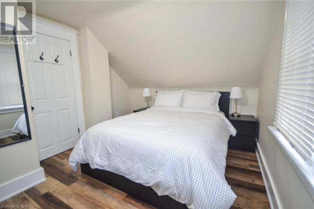 Cozy 3 Bedroom Downtown With Complimentary Breakfast Delivered Daily To The Holiday home *