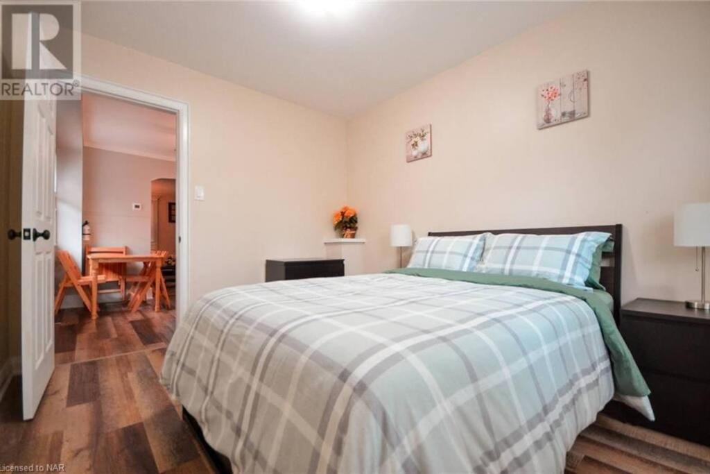 Cozy 3 Bedroom Downtown With Complimentary Breakfast Delivered Daily To The Holiday home Niagara Falls