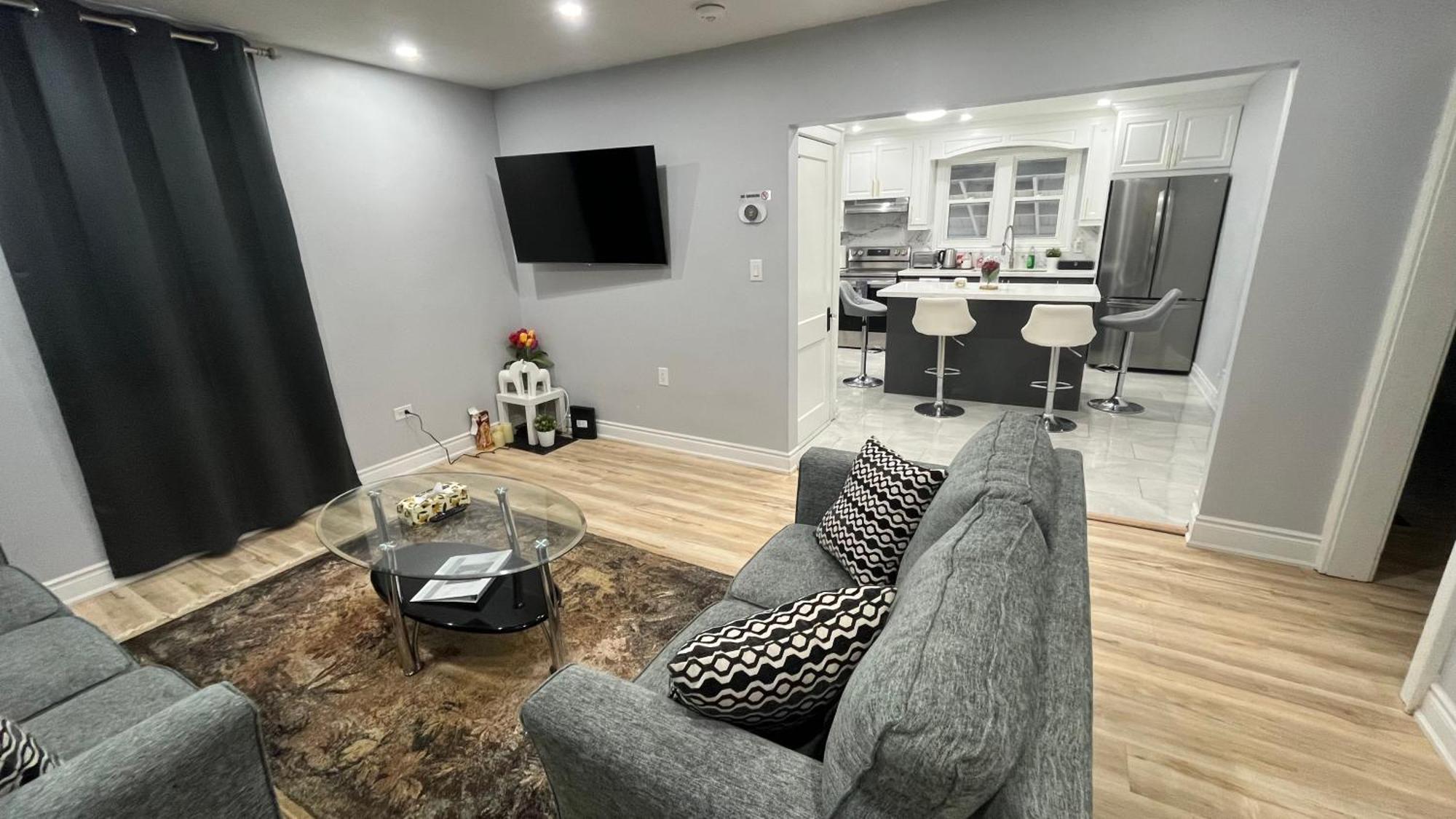 Renovated - Walk To Falls & Tourist District Holiday home Niagara Falls