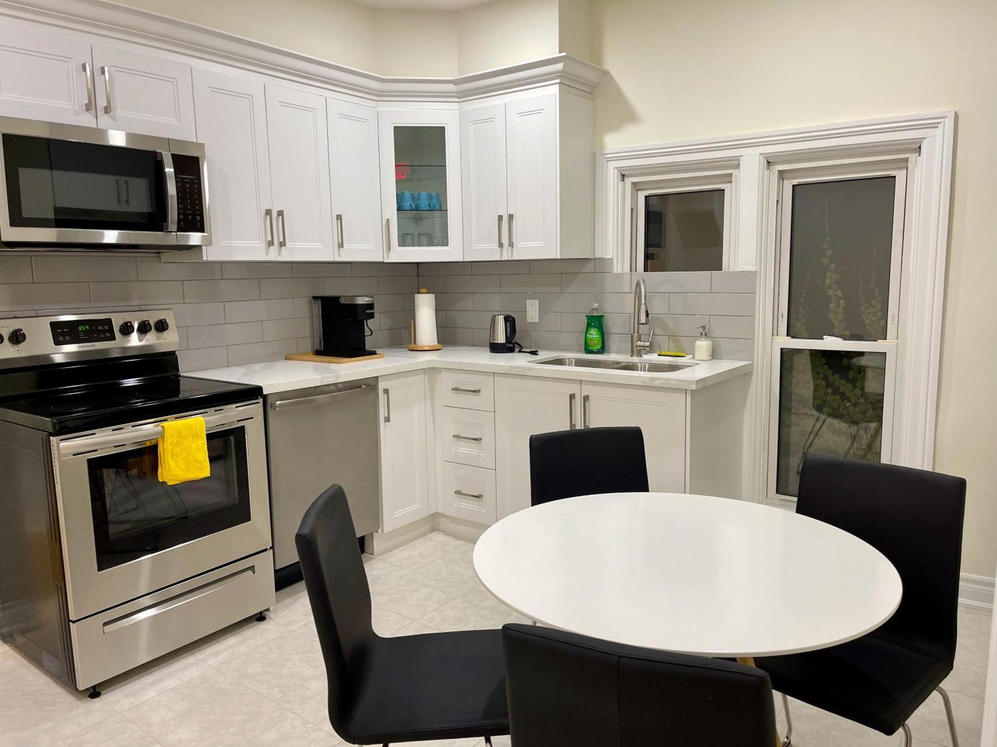 Two-bedroom With King Bed-4 Minutes To The Falls Niagara Falls