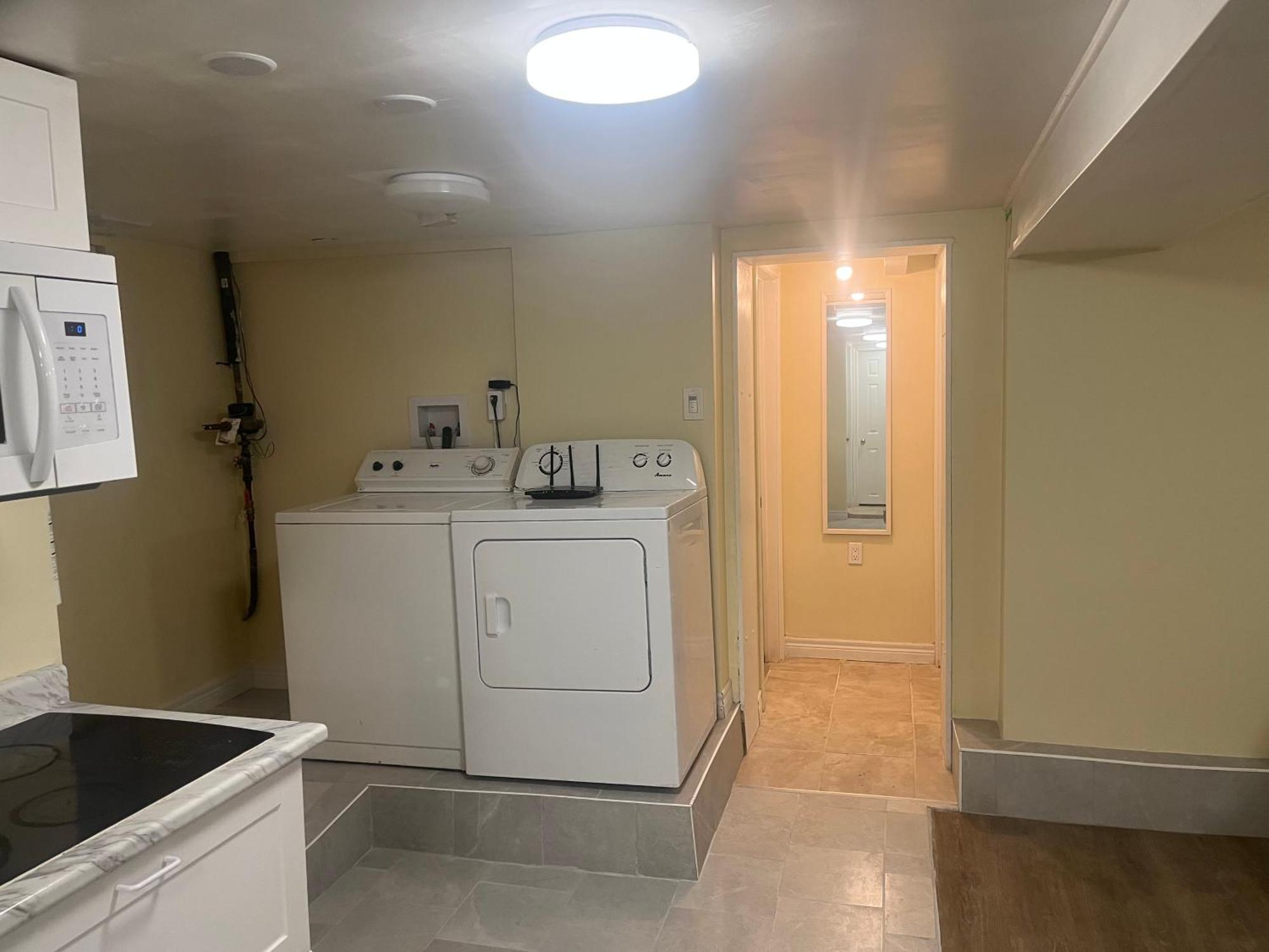 Clifton Hill Getaway: Spacious Kitchen Near Falls & Casino Niagara Falls