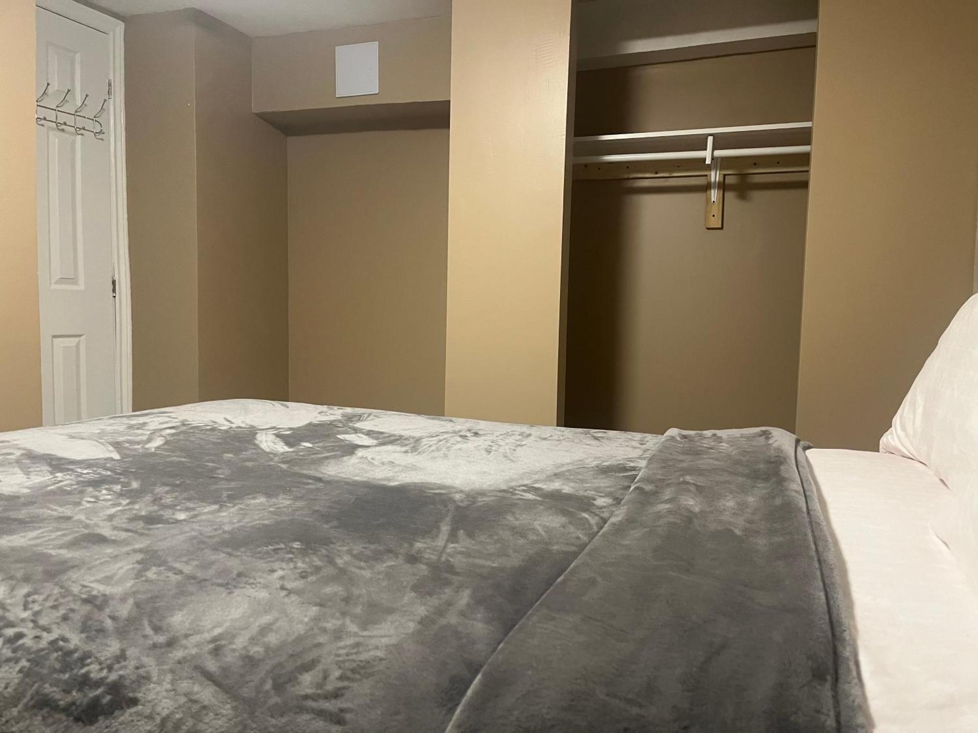 Clifton Hill Getaway: Spacious Kitchen Near Falls & Casino Niagara Falls