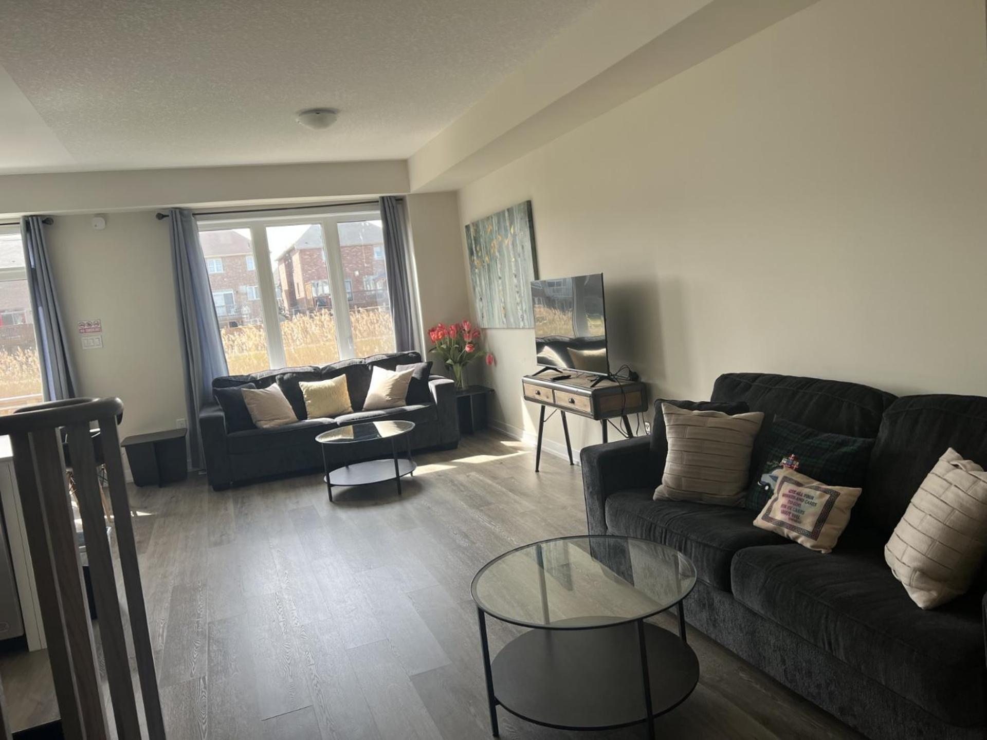 Luxury Town Close To Fairview Casino In Niagra Falls