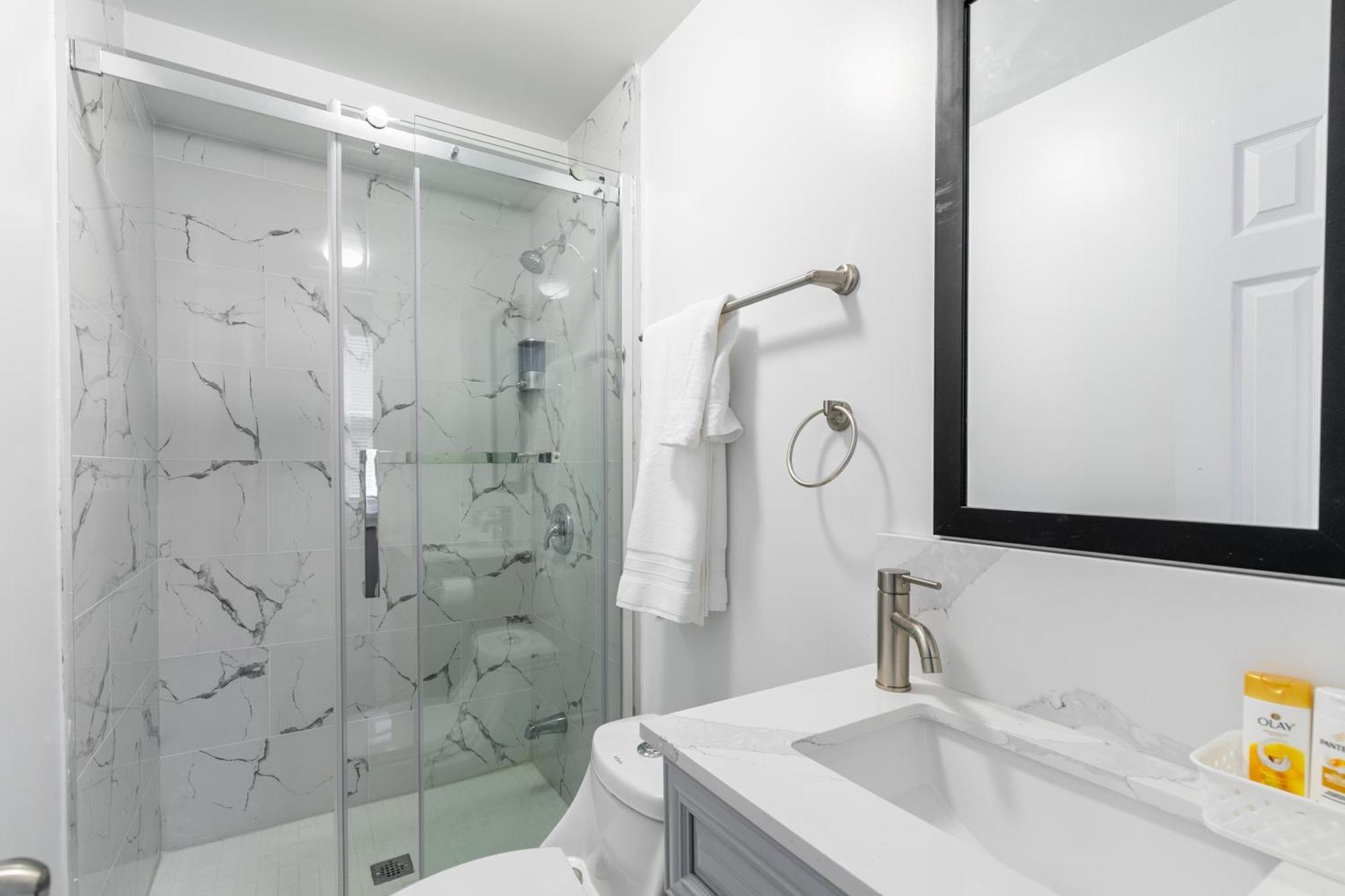 Beautiful Renovated 3 Mins Drive To Fall *