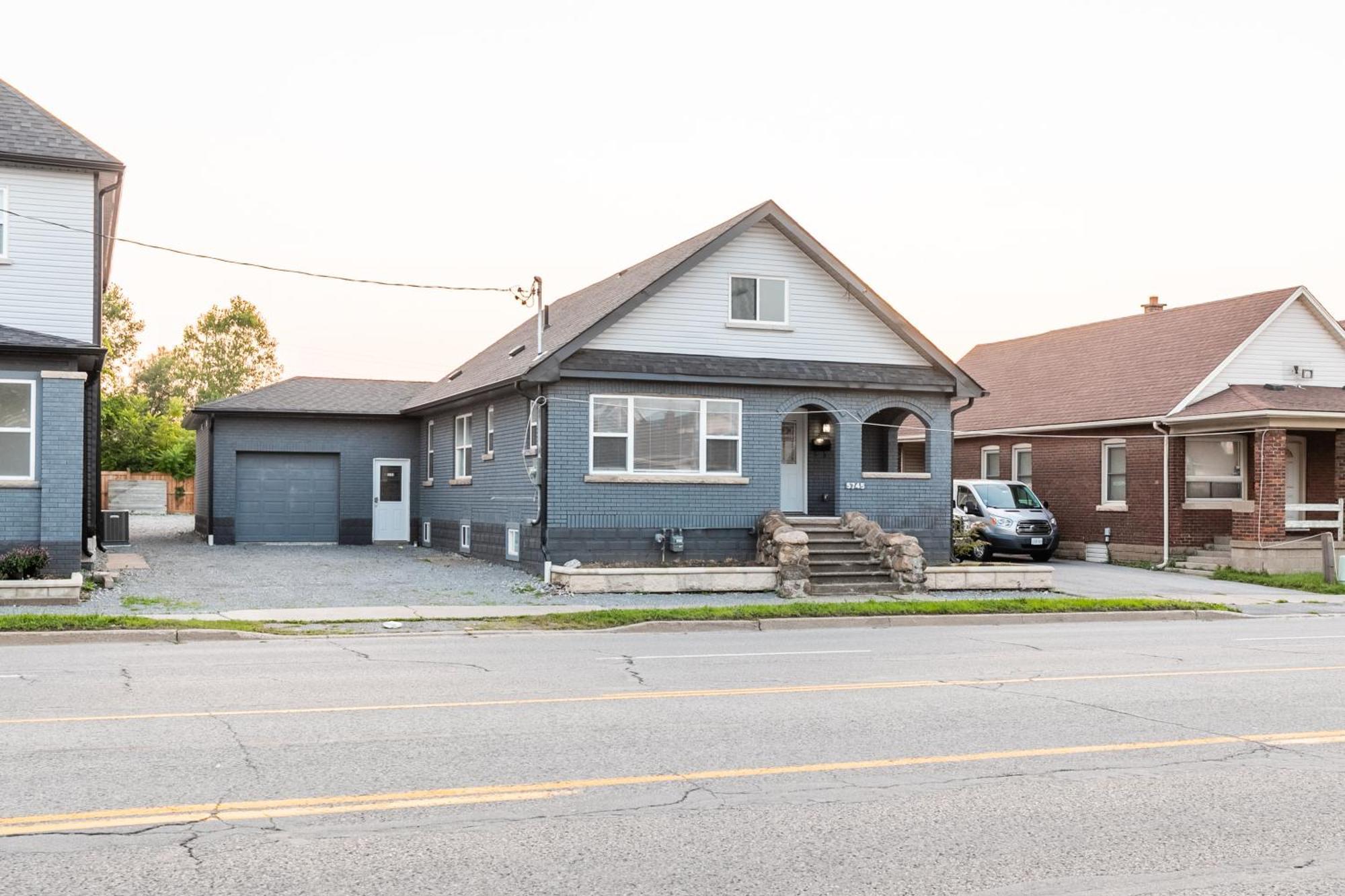 Beautiful Renovated 3 Mins Drive To Fall Villa Niagara Falls