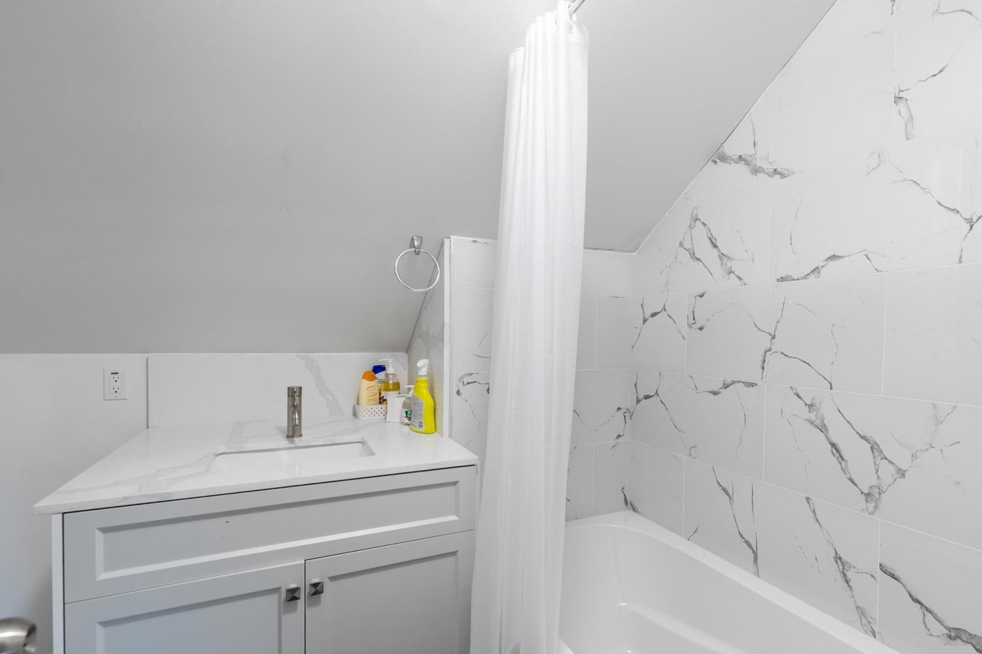 Beautiful Renovated 3 Mins Drive To Fall Villa Niagara Falls