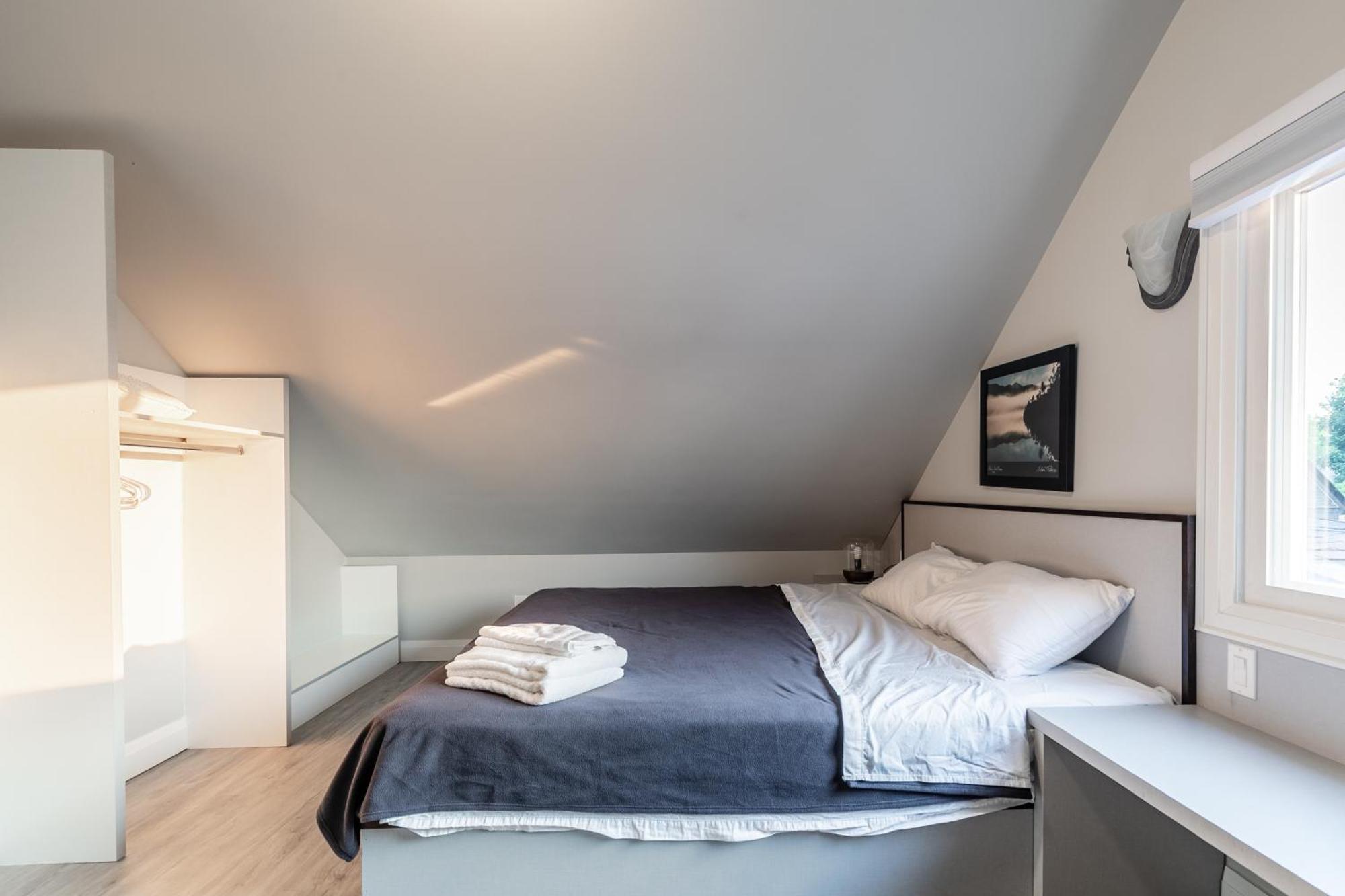 Beautiful Renovated 3 Mins Drive To Fall *