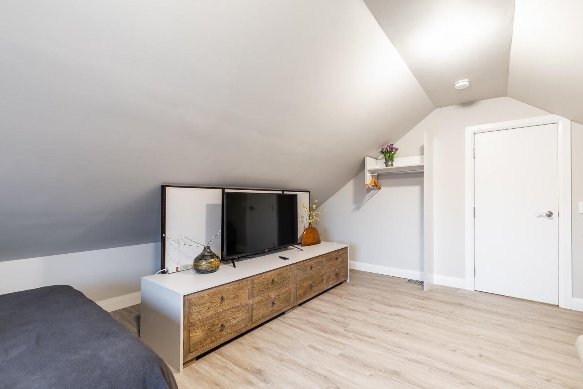 Beautiful Renovated 3 Mins Drive To Fall * Niagara Falls