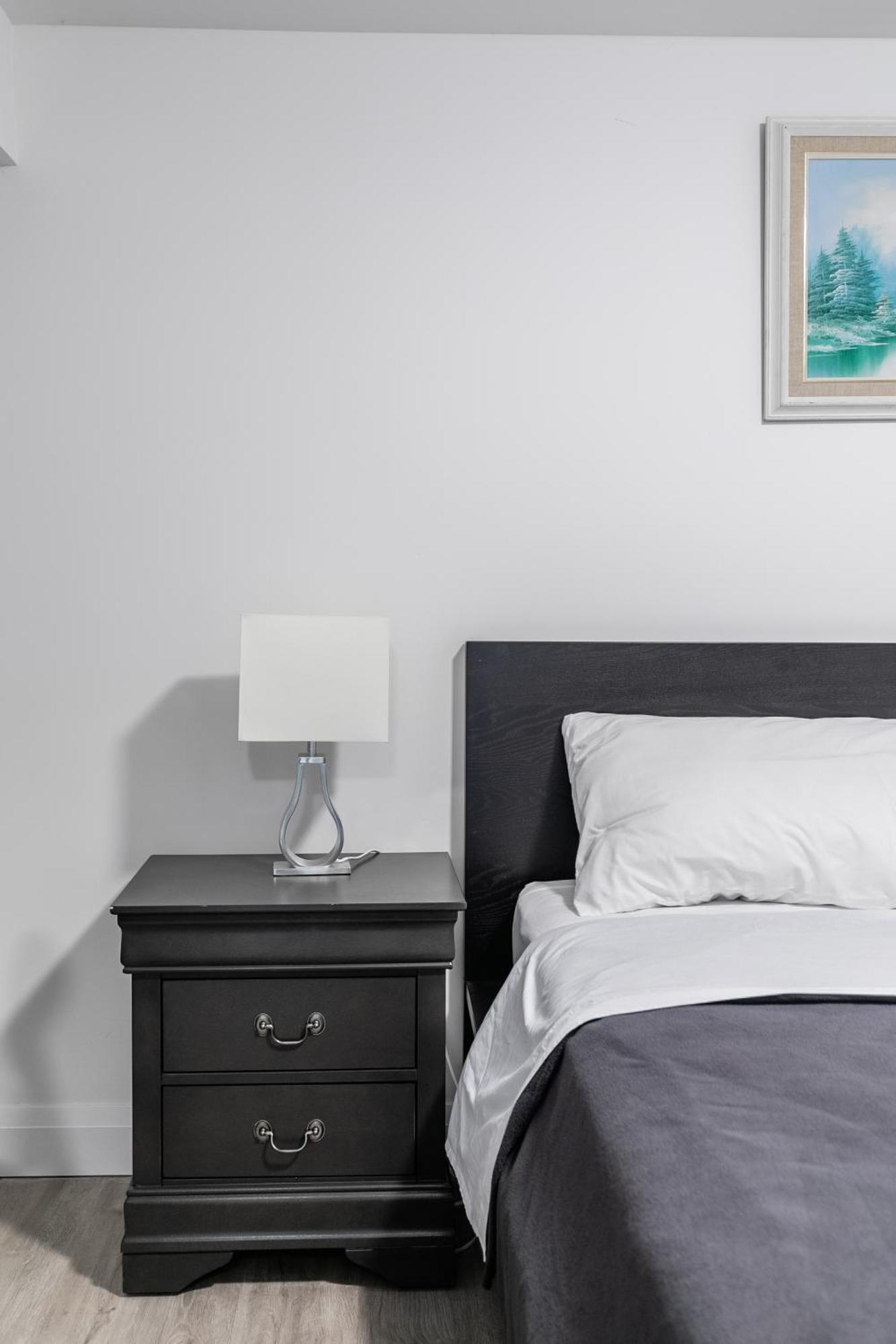 Beautiful Renovated 3 Mins Drive To Fall * Niagara Falls
