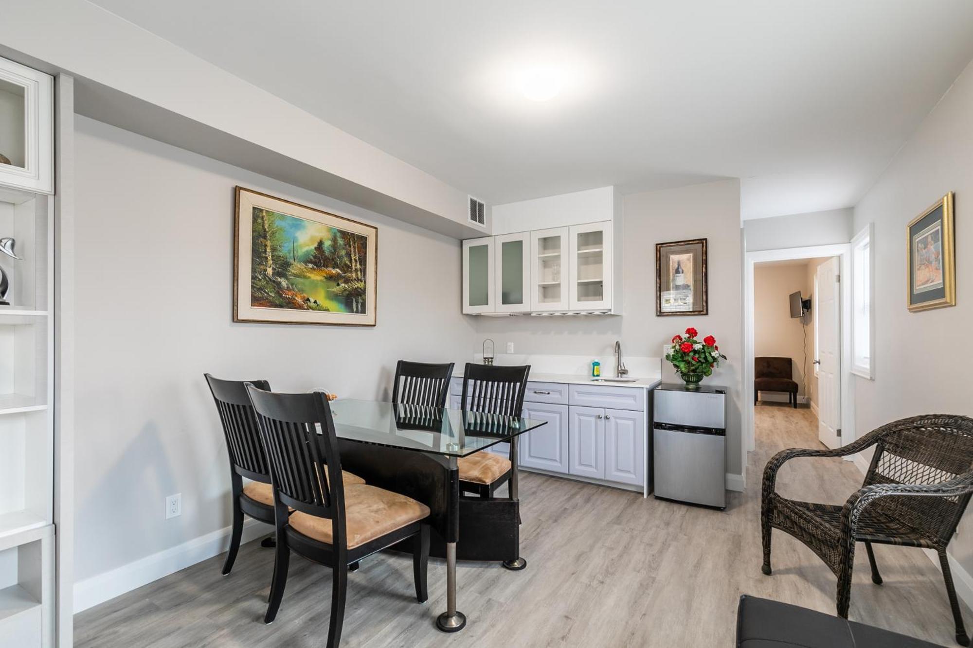 Beautiful Renovated 3 Mins Drive To Fall * Niagara Falls