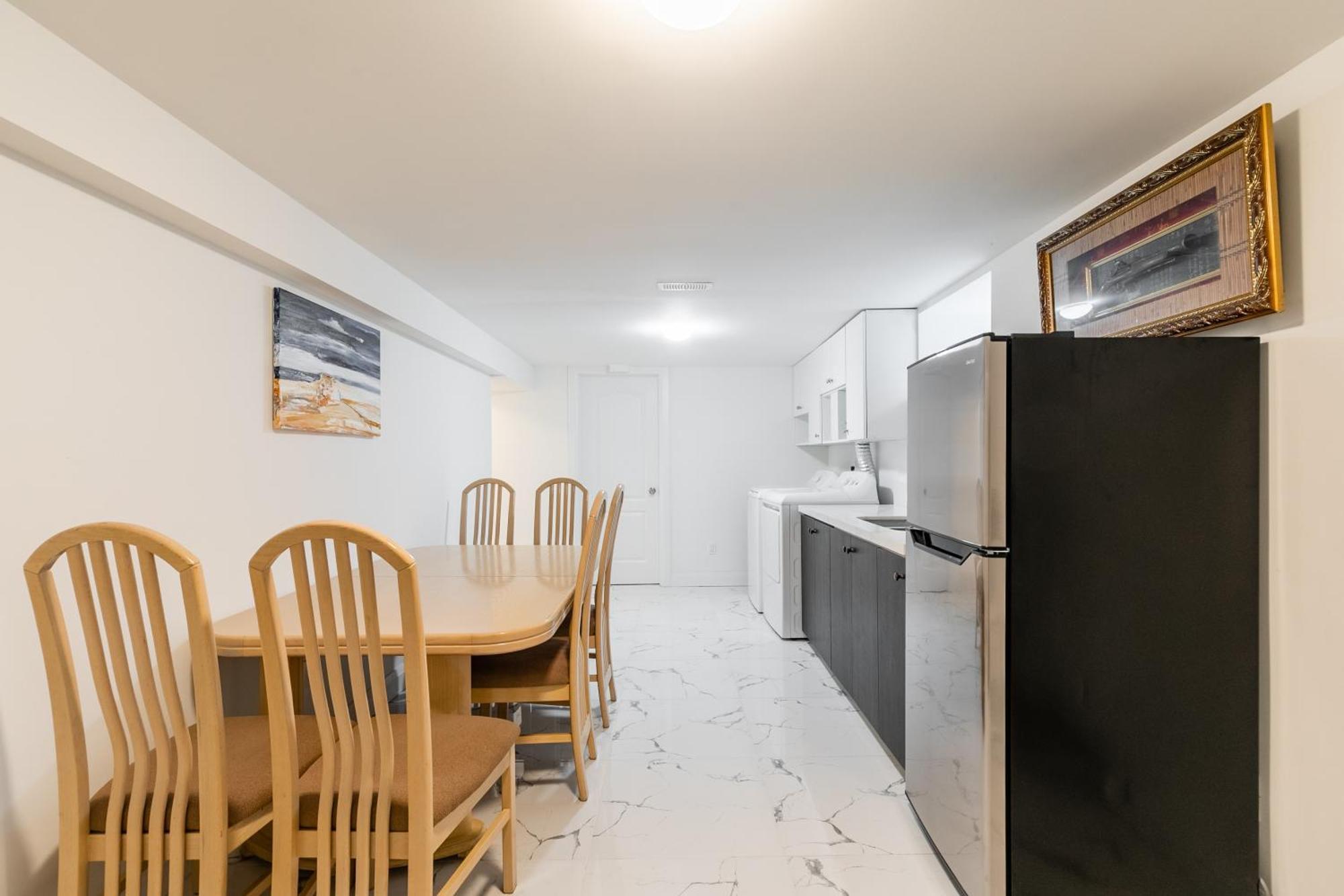 Beautiful Renovated 3 Mins Drive To Fall *