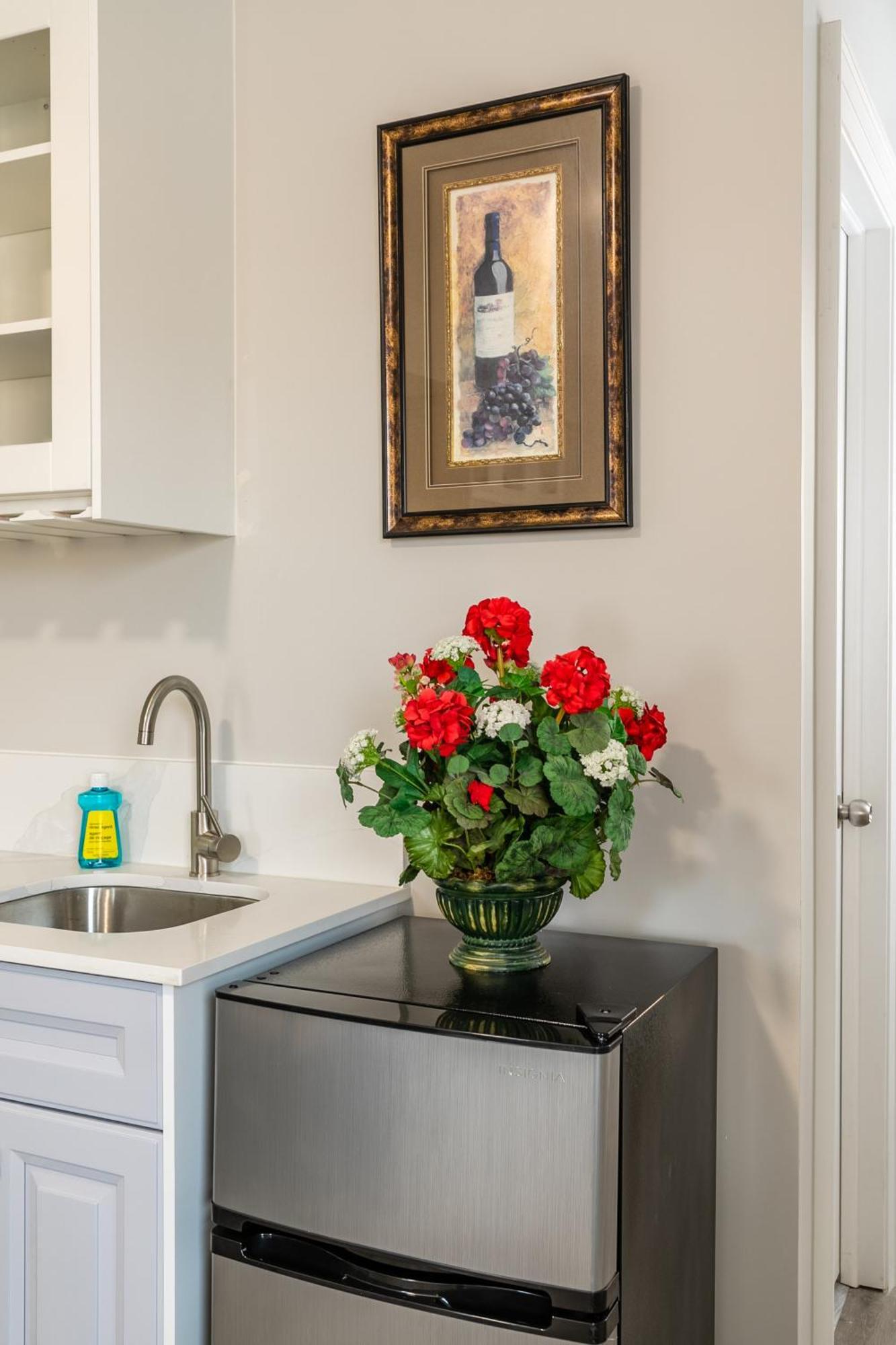 Beautiful Renovated 3 Mins Drive To Fall * Niagara Falls