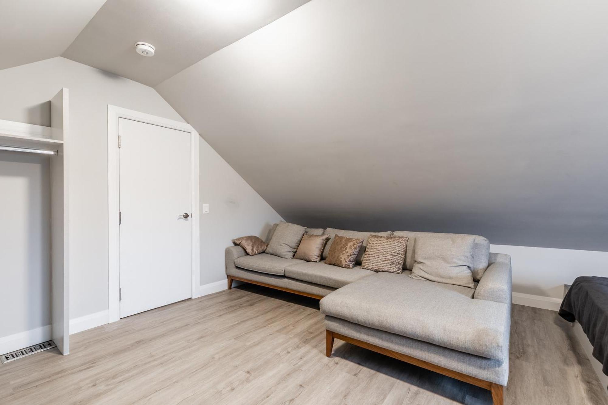 Beautiful Renovated 3 Mins Drive To Fall * Niagara Falls