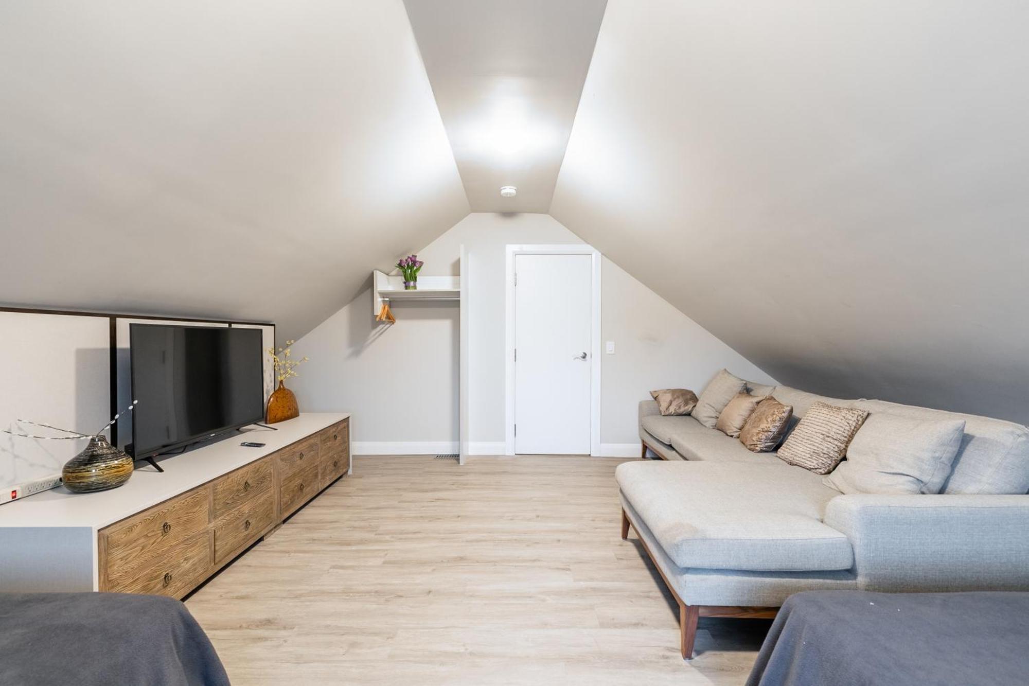 Beautiful Renovated 3 Mins Drive To Fall Villa *