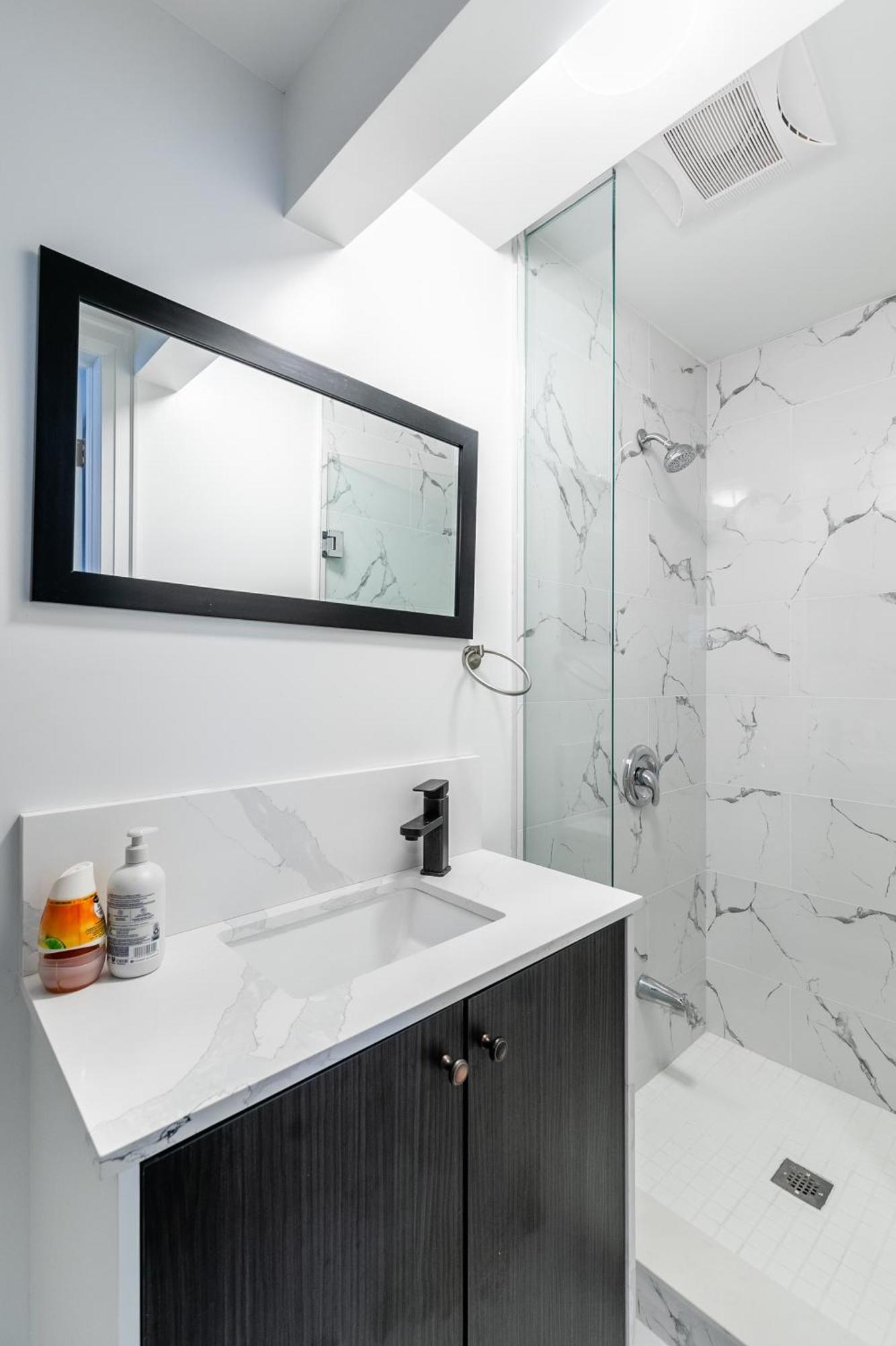 Beautiful Renovated 3 Mins Drive To Fall * Niagara Falls