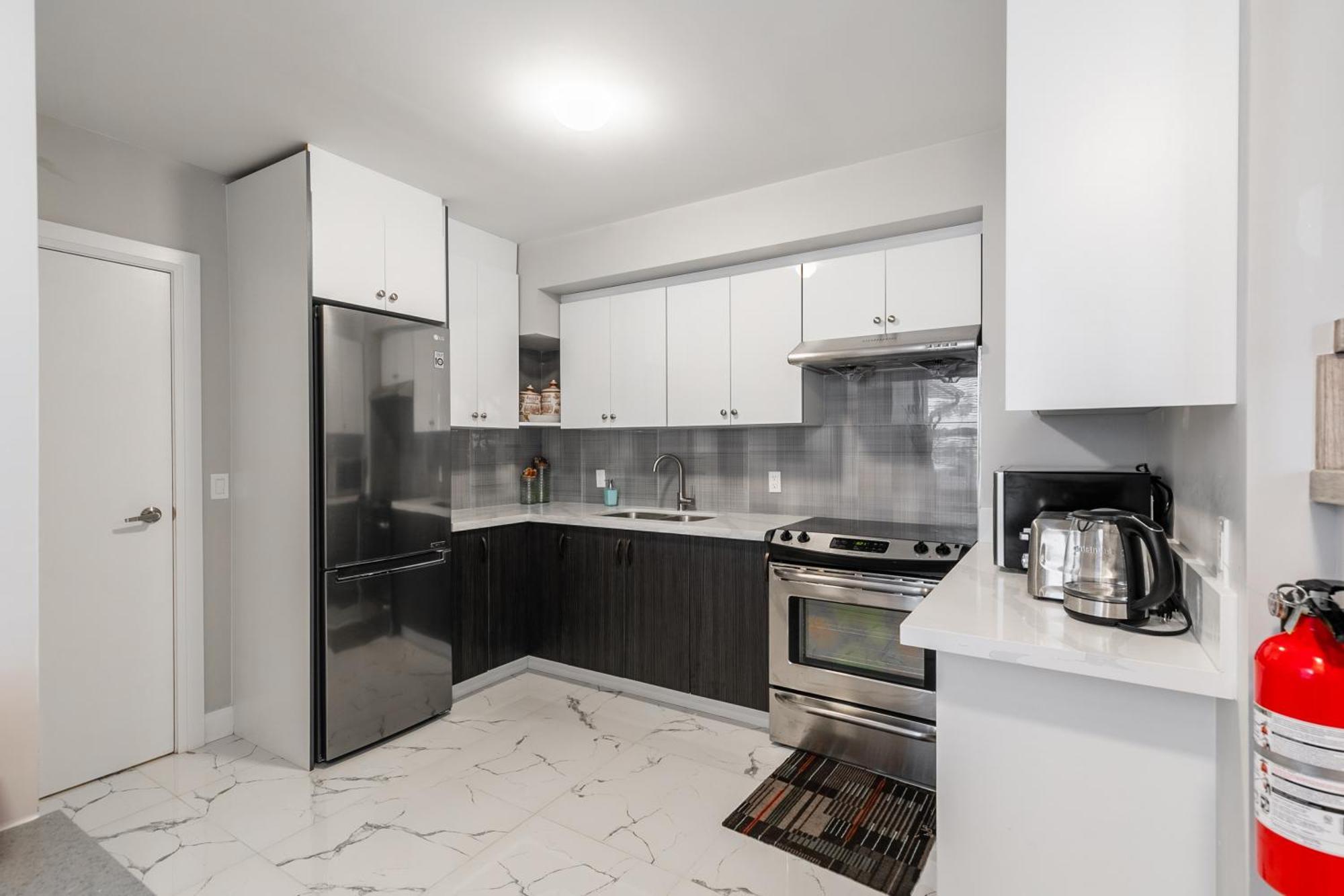 Beautiful Renovated 3 Mins Drive To Fall Niagara Falls