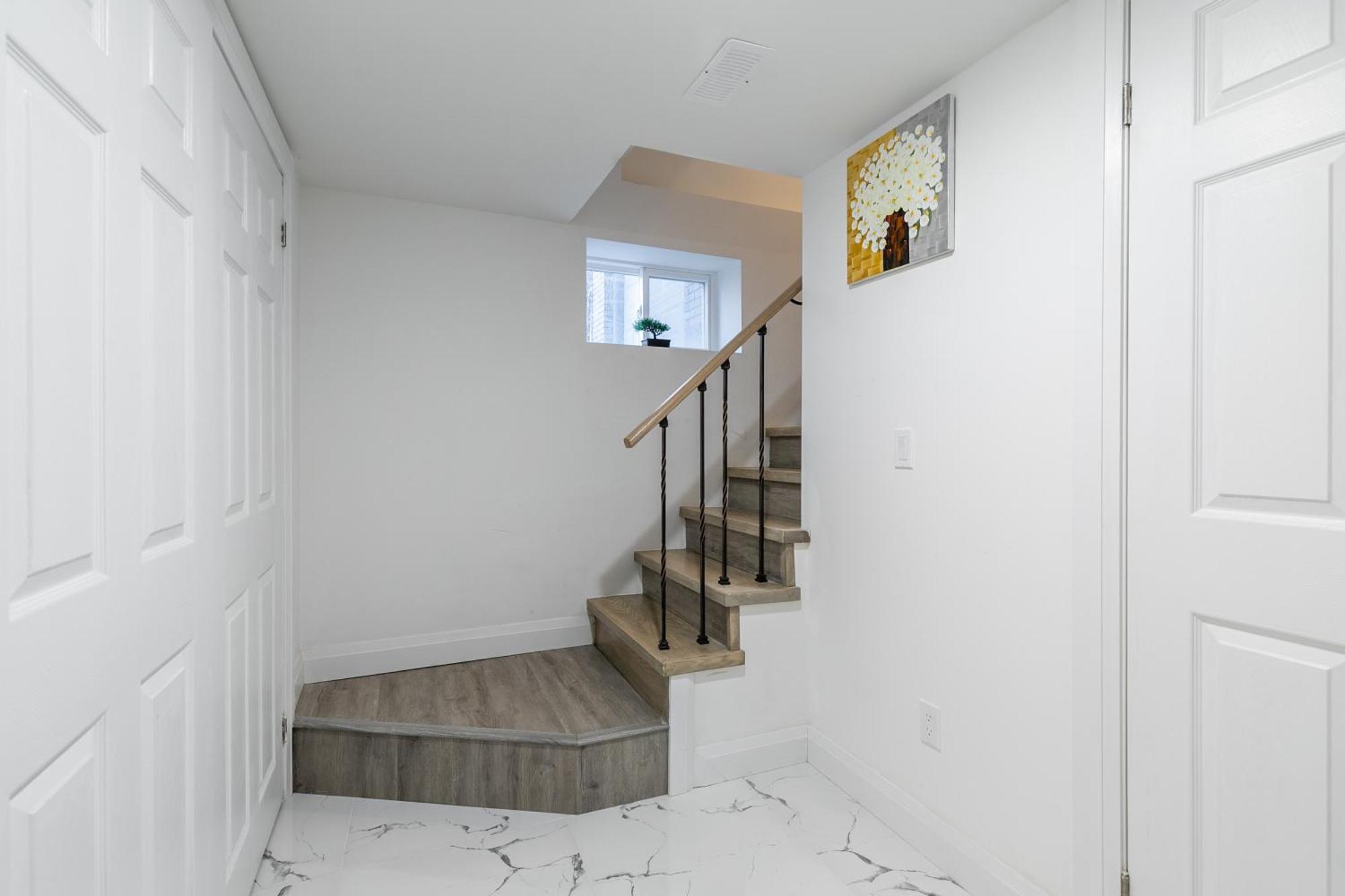 Beautiful Renovated 3 Mins Drive To Fall