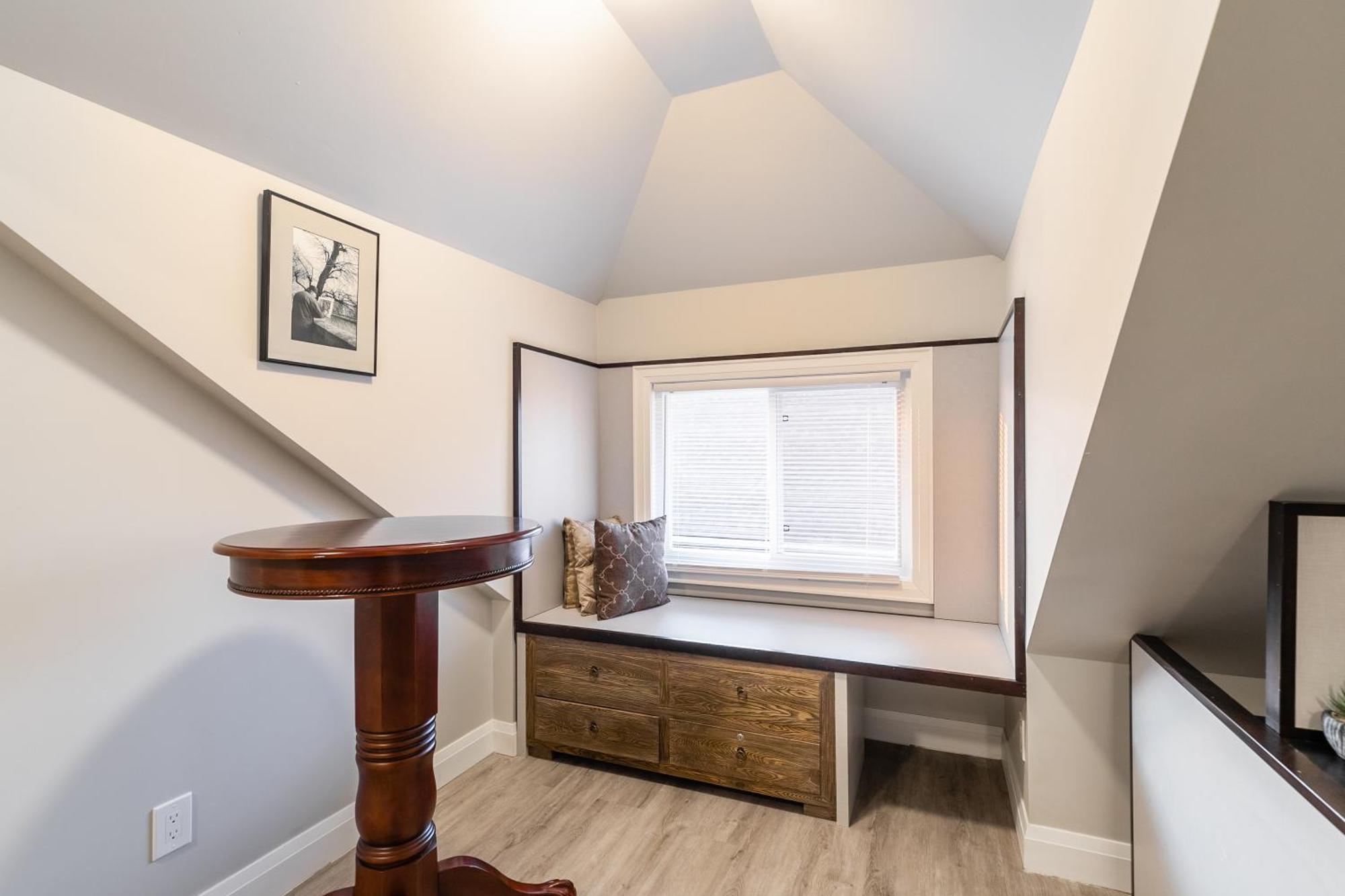 Beautiful Renovated 3 Mins Drive To Fall * Niagara Falls