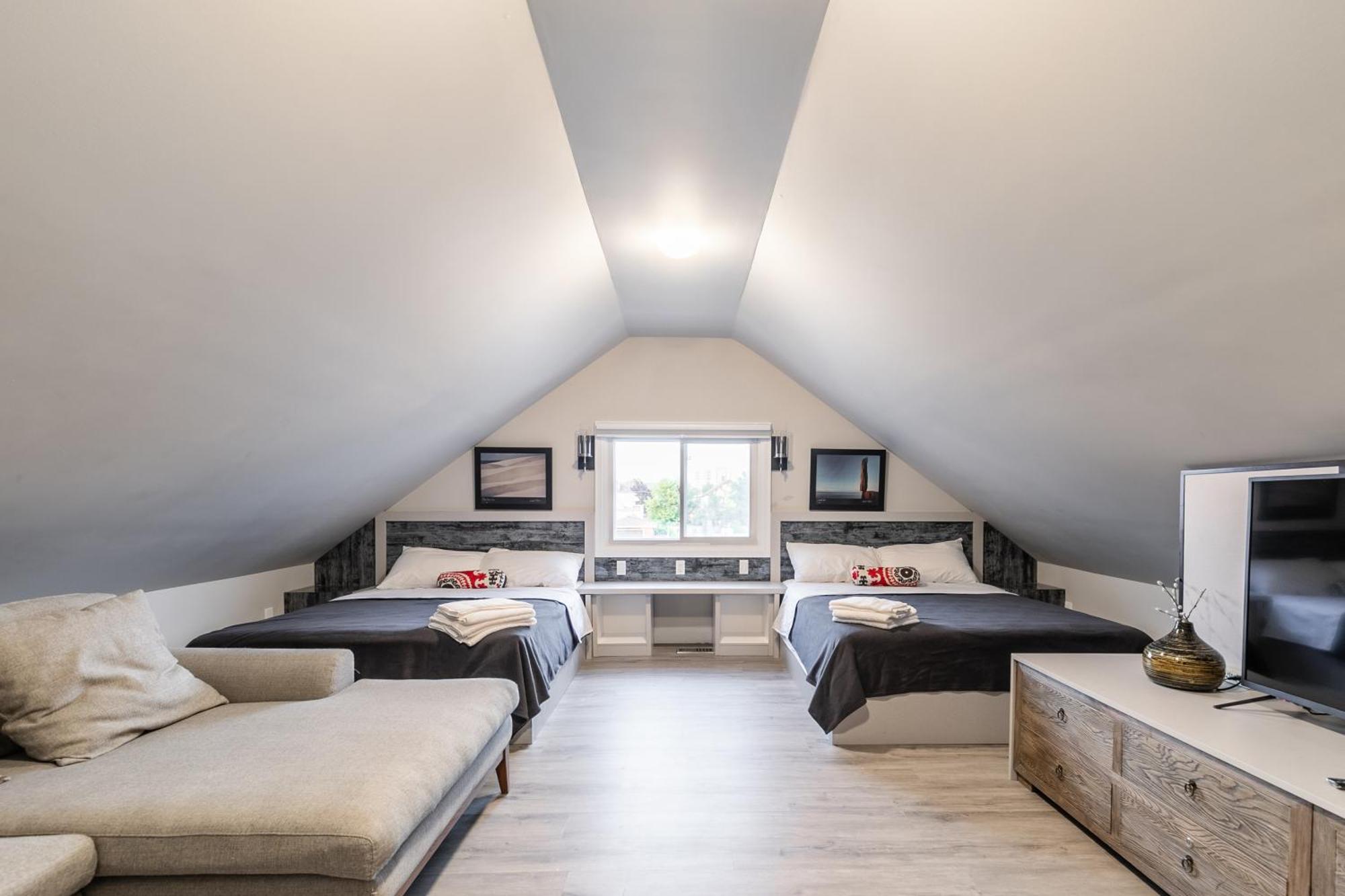 Beautiful Renovated 3 Mins Drive To Fall *