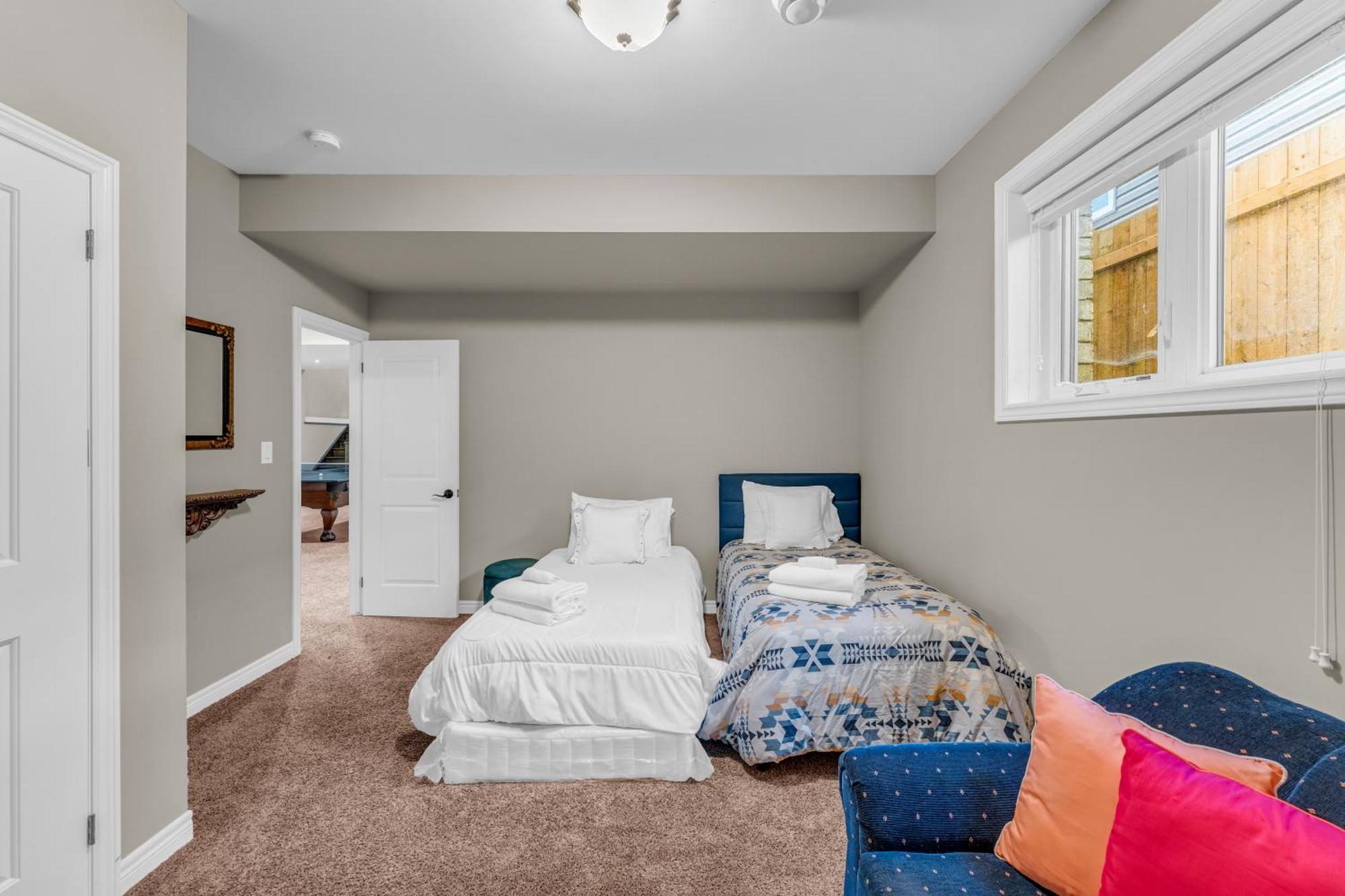 Royal Luxury - Mins From Falls With Pool Table Holiday home Niagara Falls