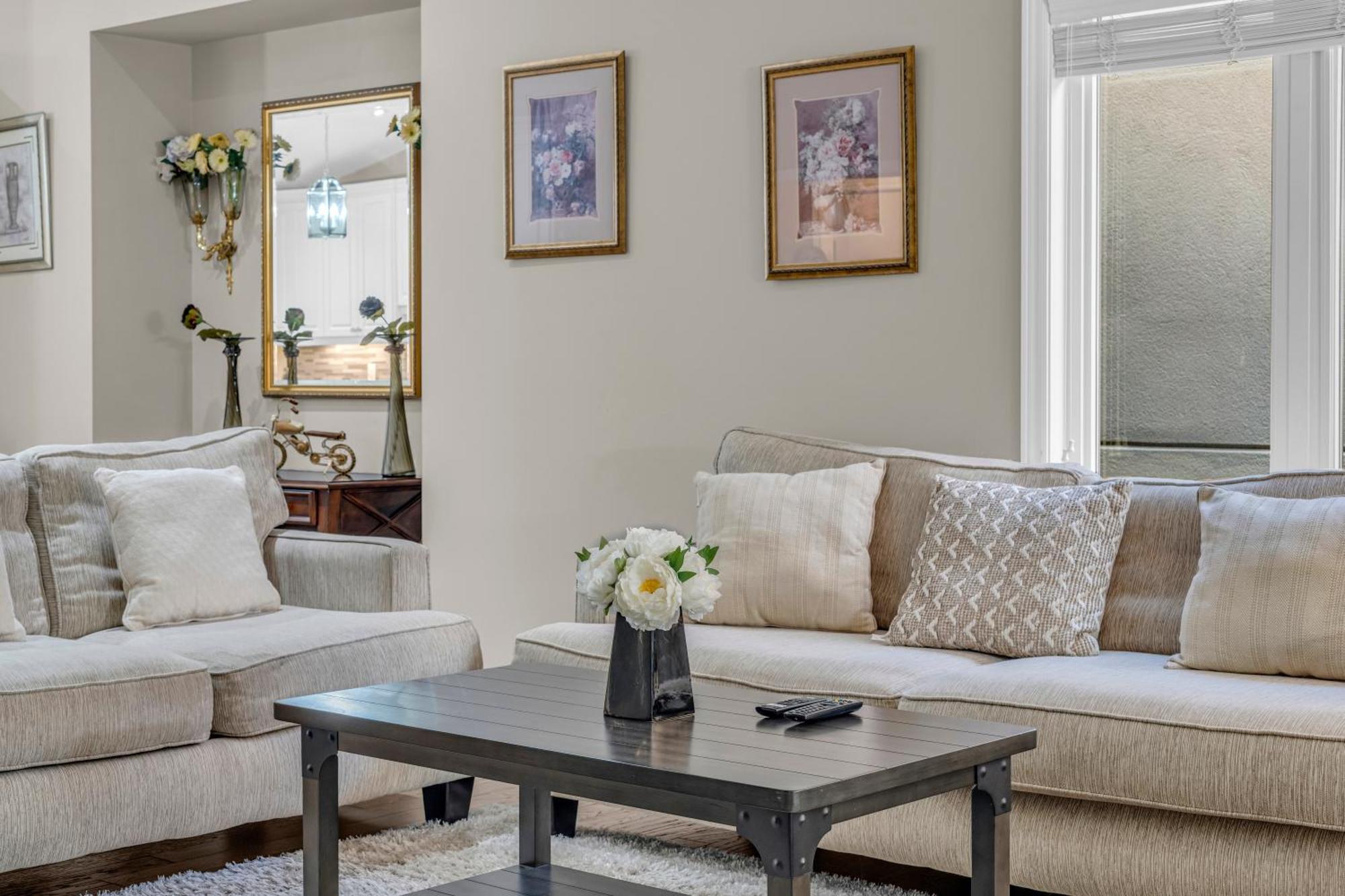 Royal Luxury - Mins From Falls With Pool Table Holiday home Niagara Falls