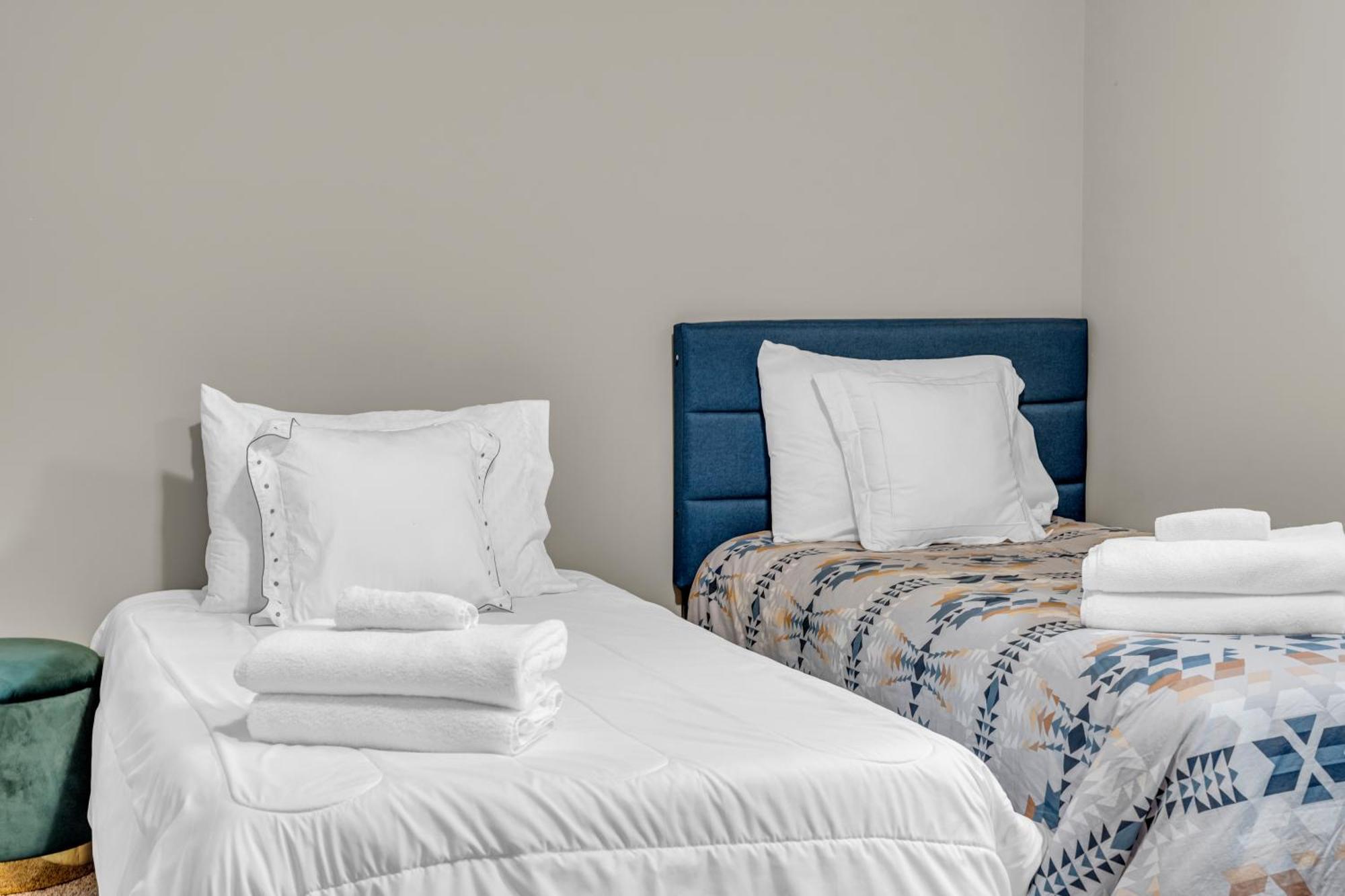 Royal Luxury - Mins From Falls With Pool Table Holiday home Niagara Falls