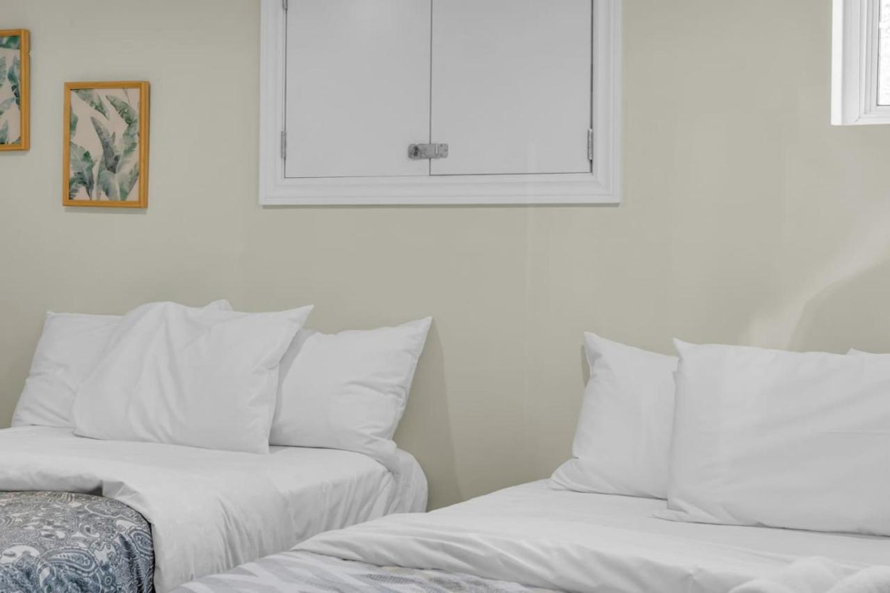Blue Closest To Falls- Lower By Clifton Hill Holiday home Niagara Falls