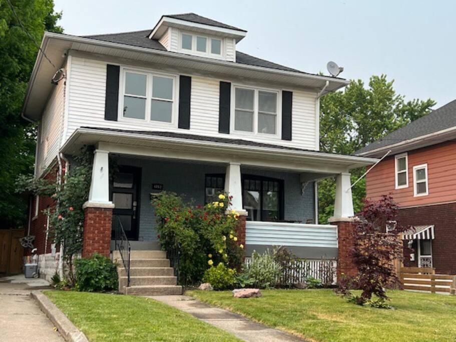 Luxury And Comfy Home- Getaway Holiday home Niagara Falls