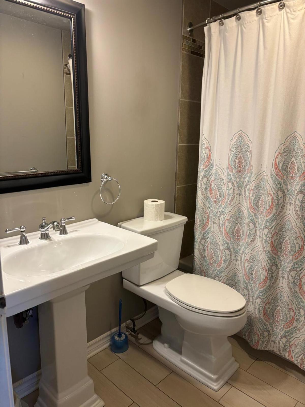 Holiday home And Spacious Niagara Falls