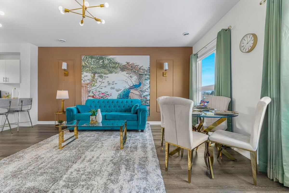 Luxury Designer Penthouse With Rooftop And Parking! Holiday home Niagara Falls