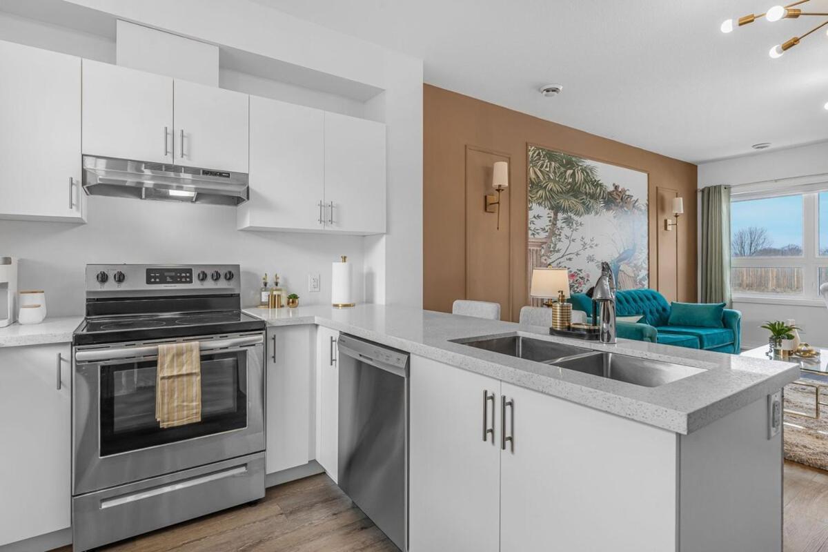 Luxury Designer Penthouse With Rooftop And Parking! *