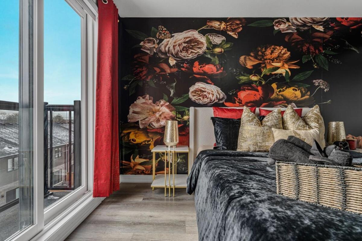 Luxury Designer Penthouse With Rooftop And Parking! Holiday home Niagara Falls