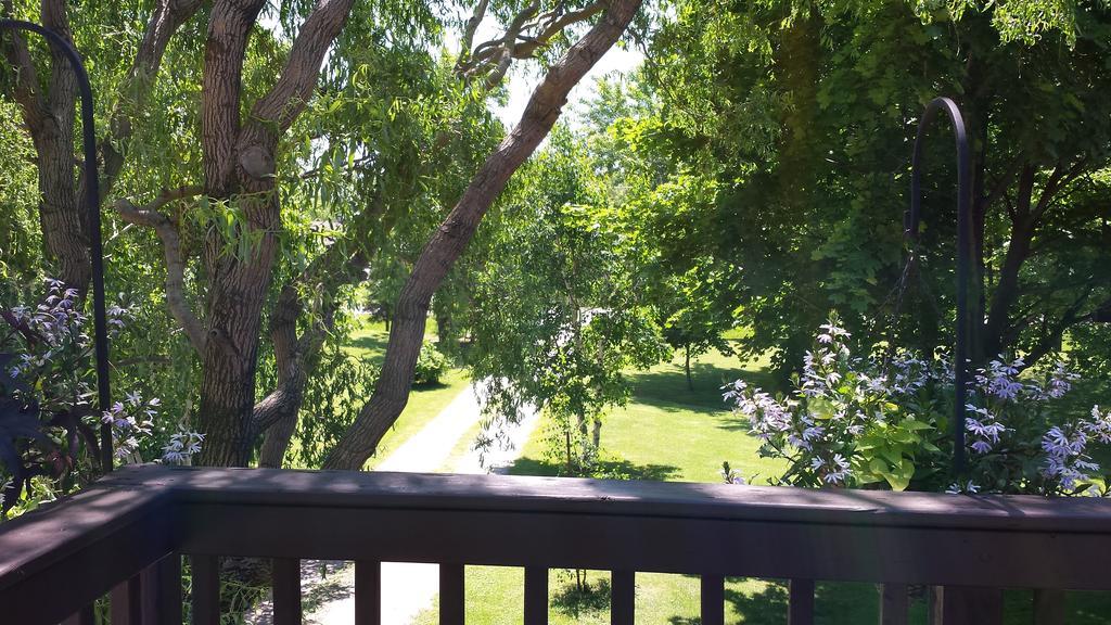 Bed & Breakfast Chalet On The Lake Niagara Falls
