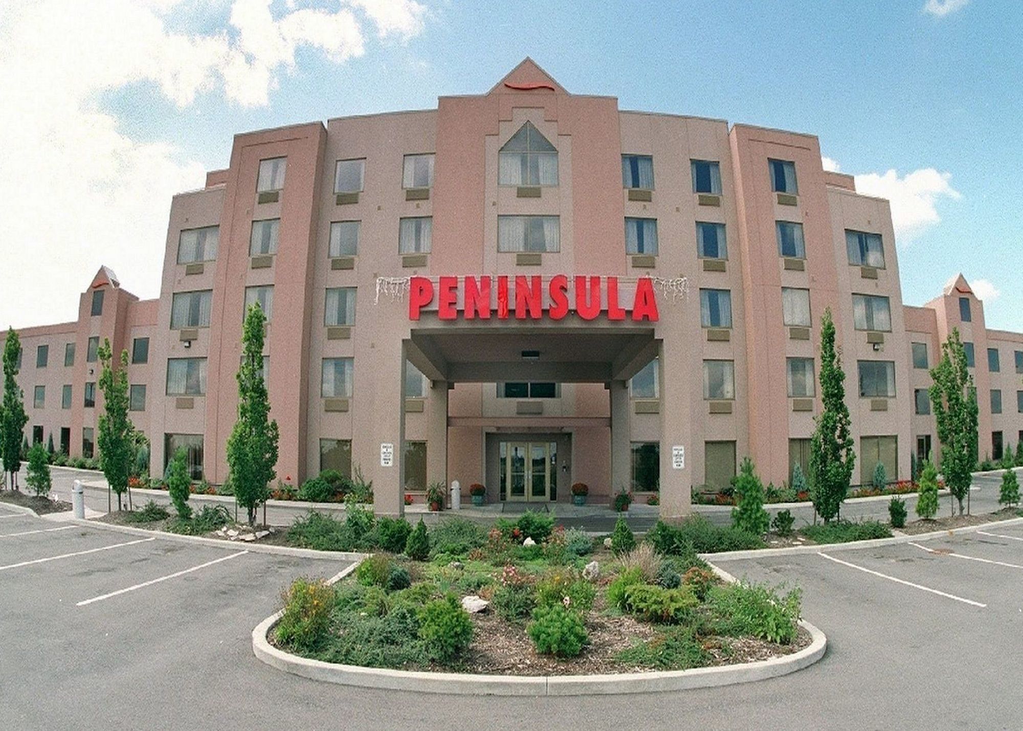 Hotel Peninsula Niagara Falls
