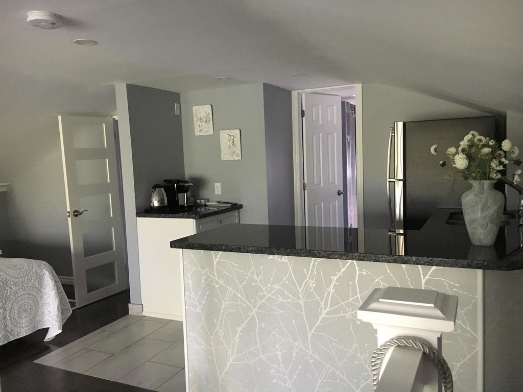 Chalet On The Lake Bed & Breakfast 4*