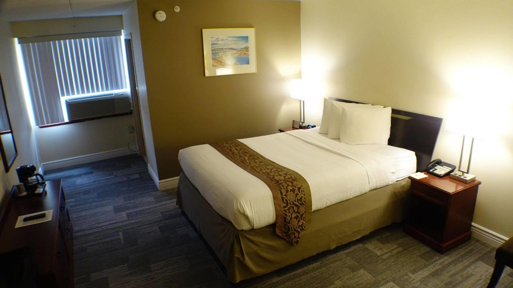Peninsula Hotel 3*