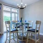 Modern 3Bdr 3 Bath, Garage, Backyard, Theater
